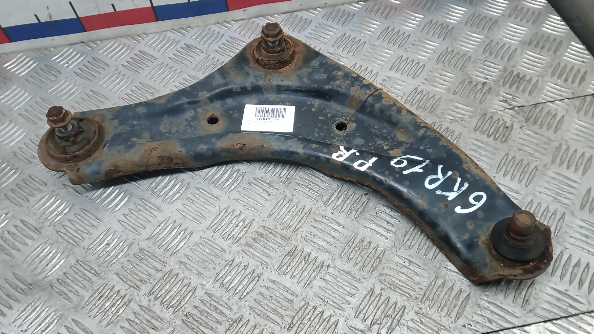 Рычаг передний нижний правый