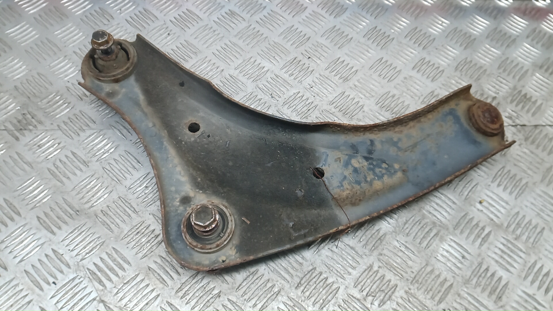 Рычаг передний нижний правый