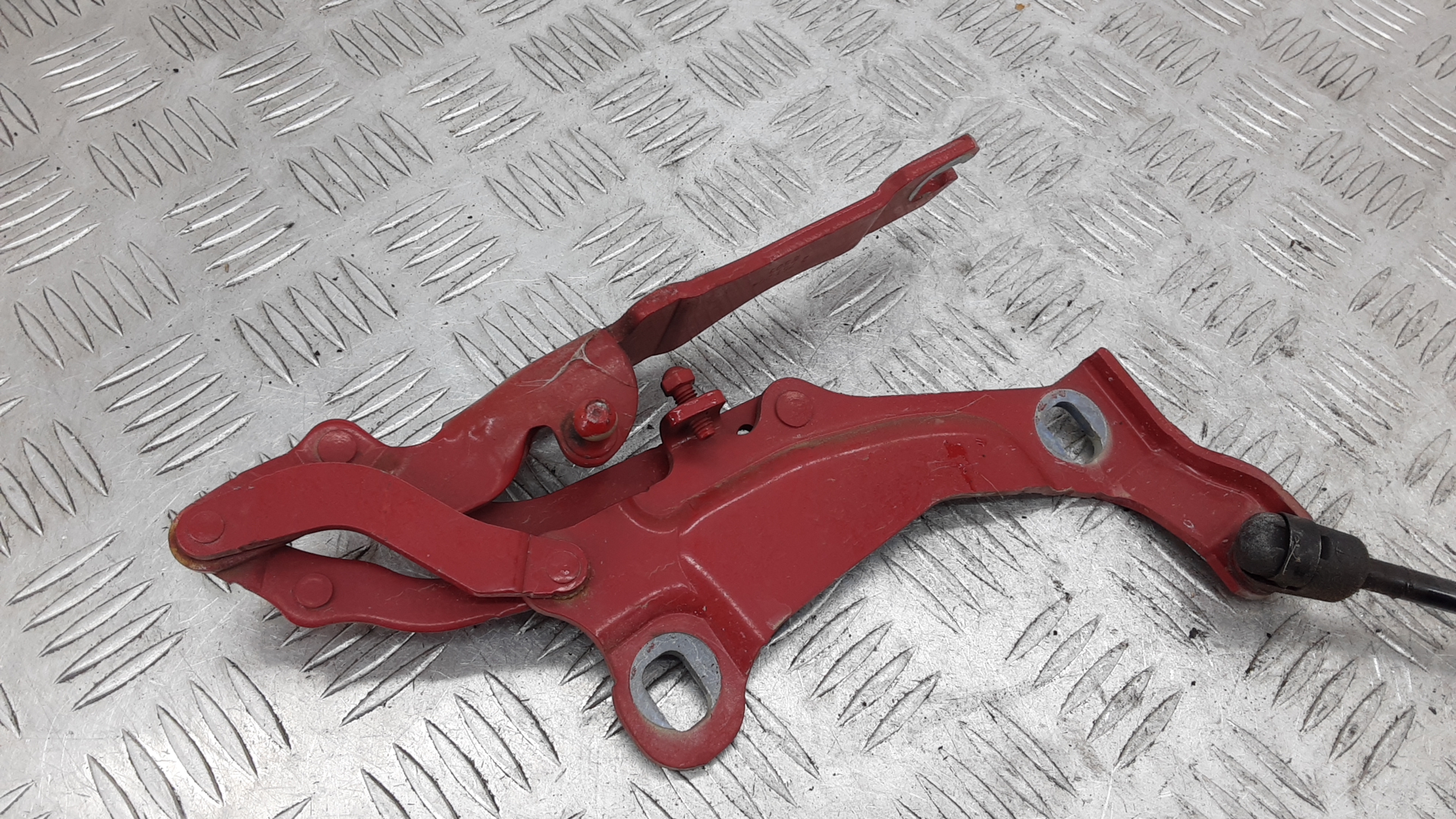 Петля капота