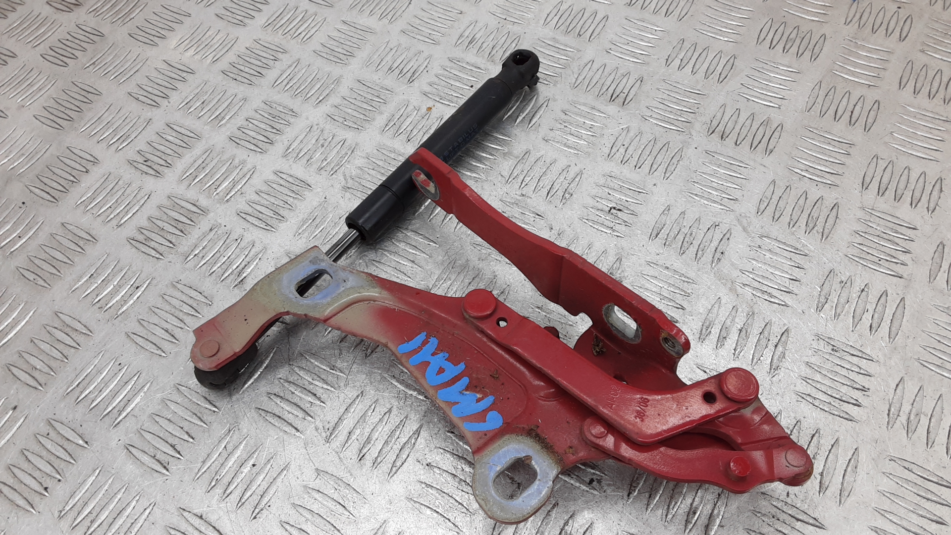 Петля капота