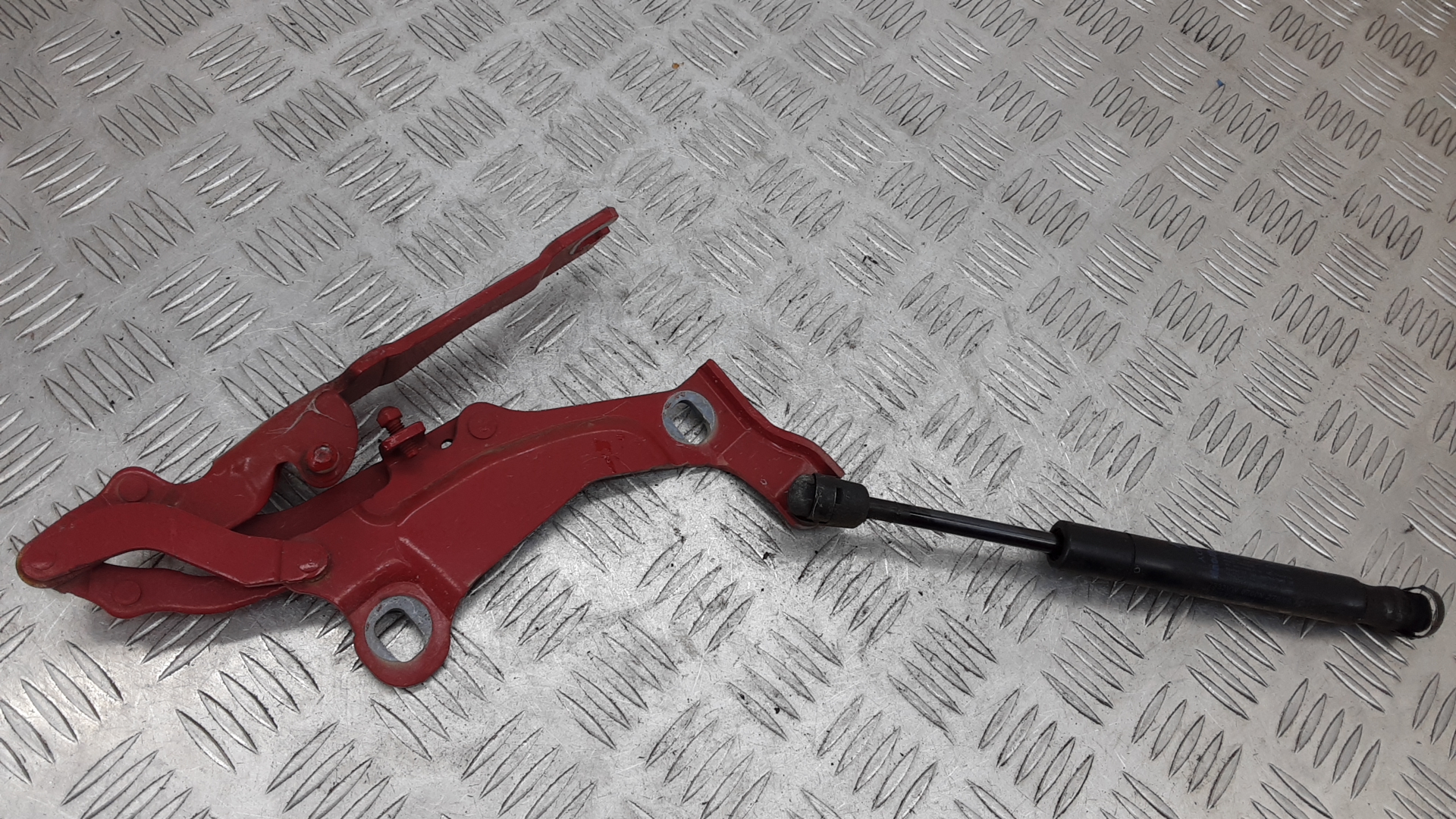 Петля капота