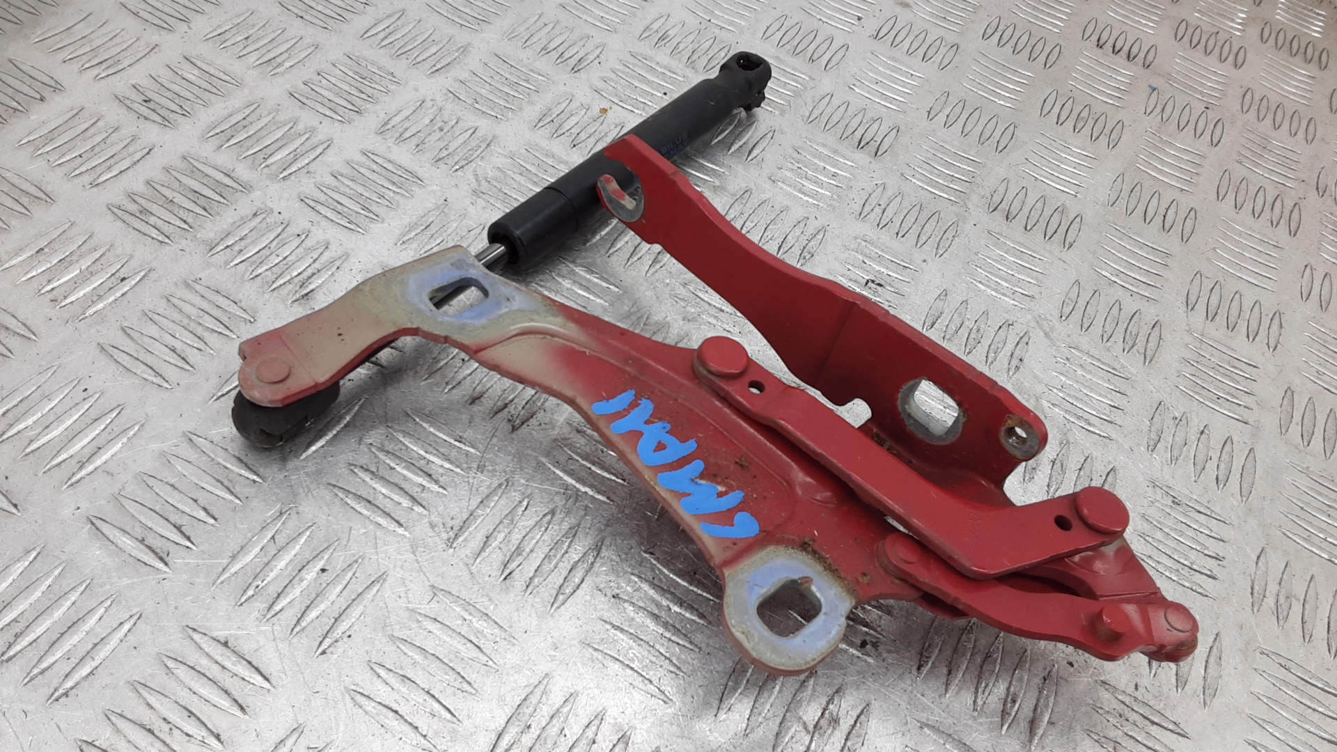 Петля капота