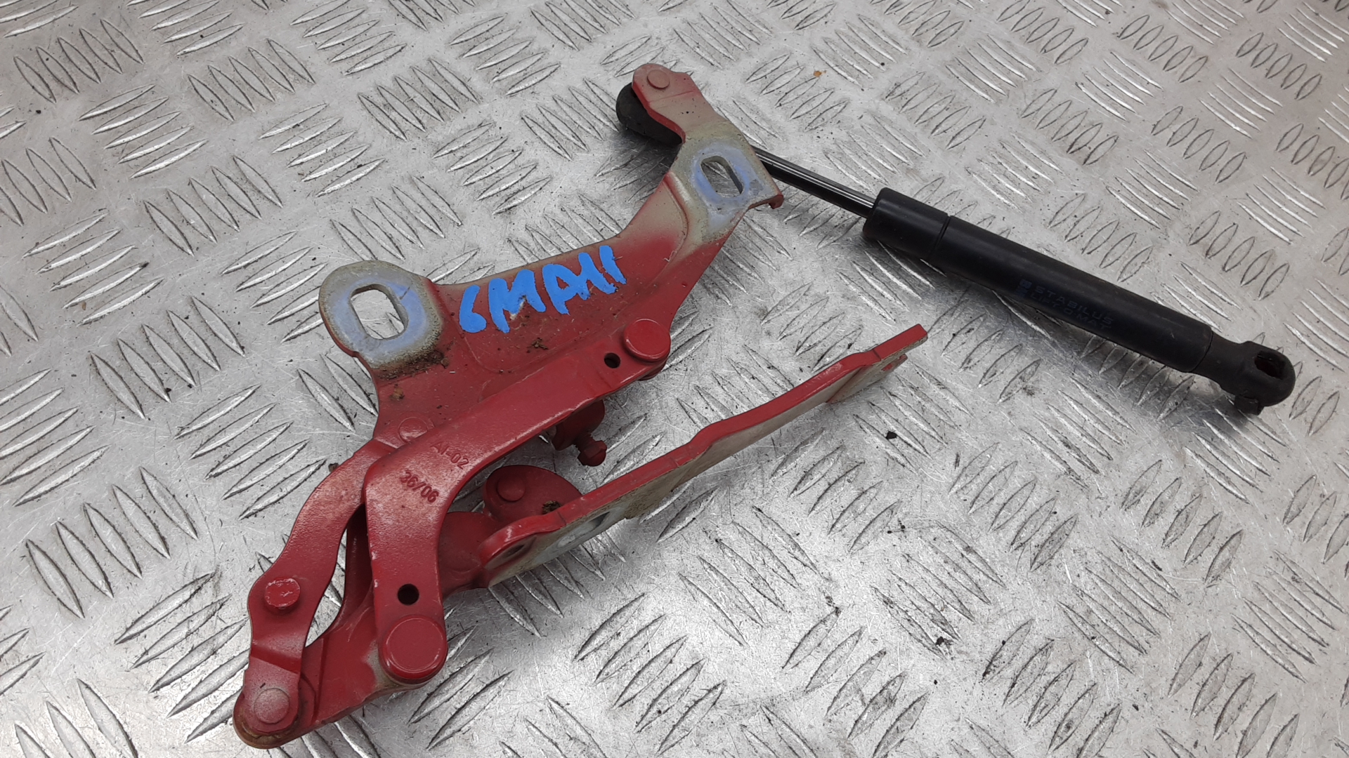 Петля капота