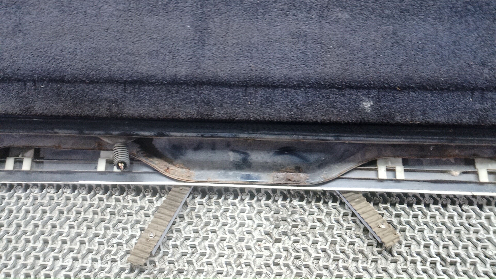 Дверь багажника нижняя (борт)