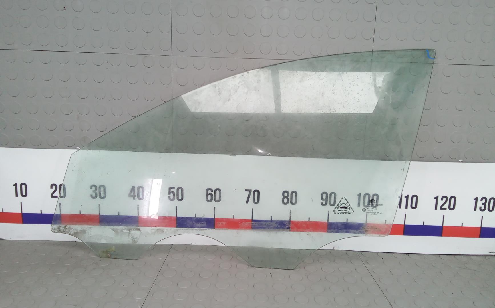 Стекло двери передней левой