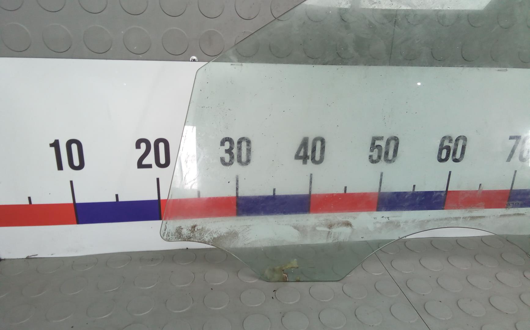 Стекло двери передней левой