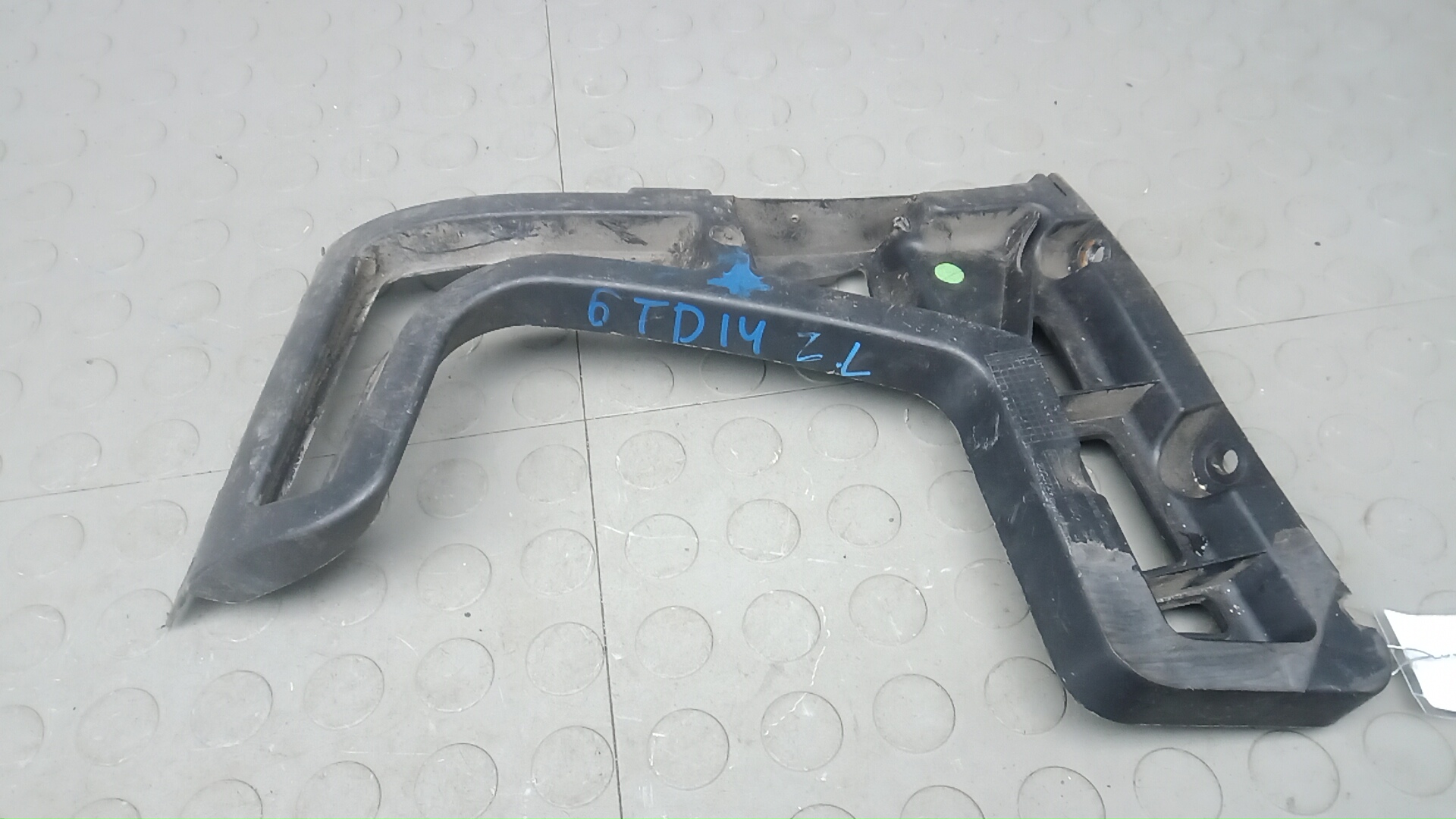 Кронштейн заднего бампера