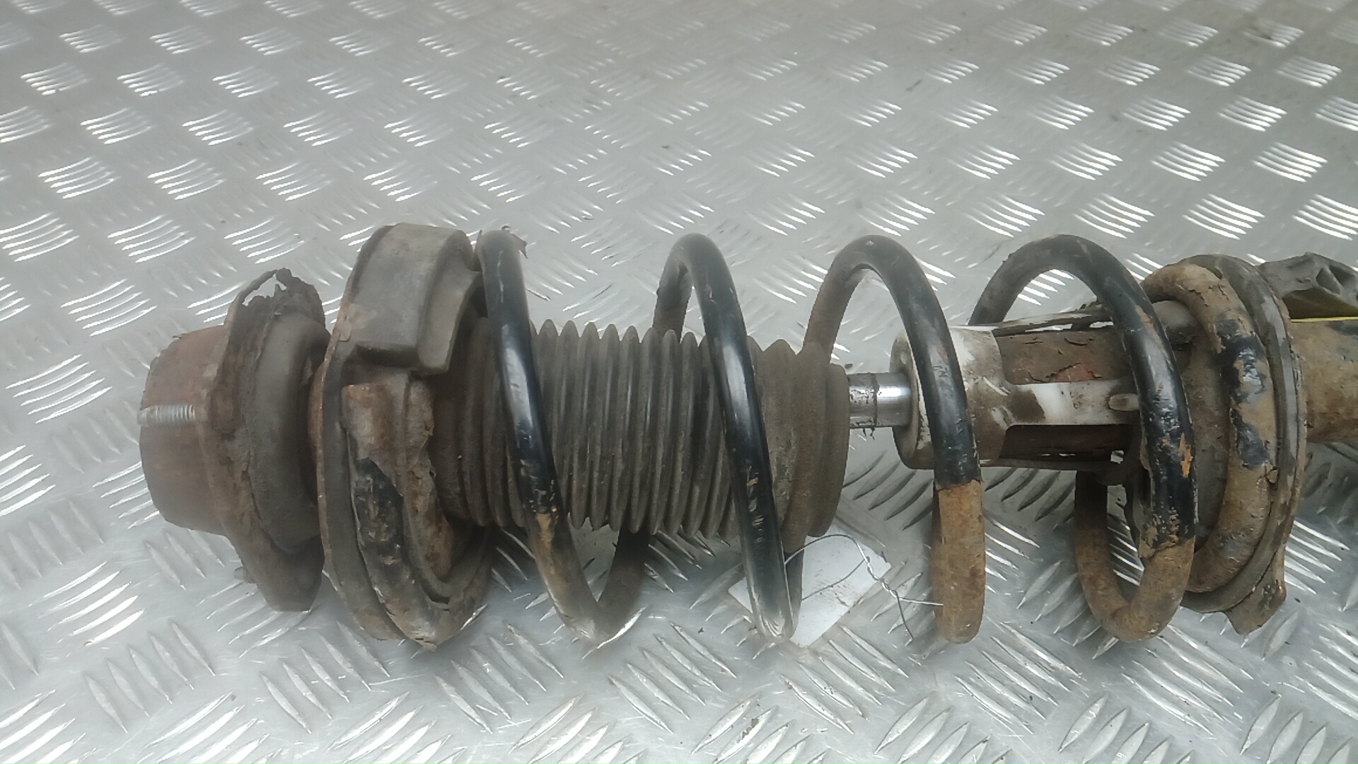 Амортизатор задний правый