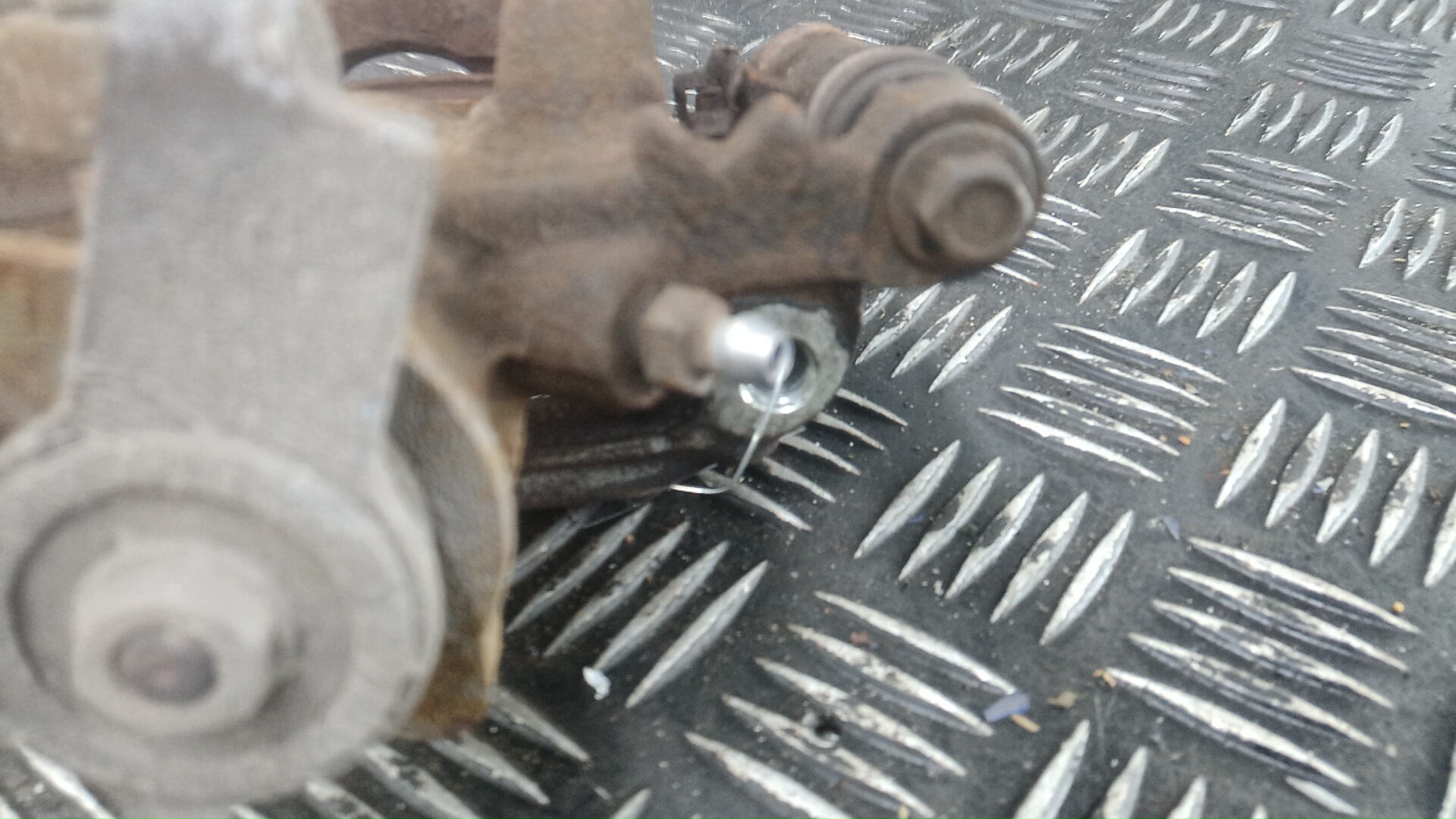 Суппорт задний левый