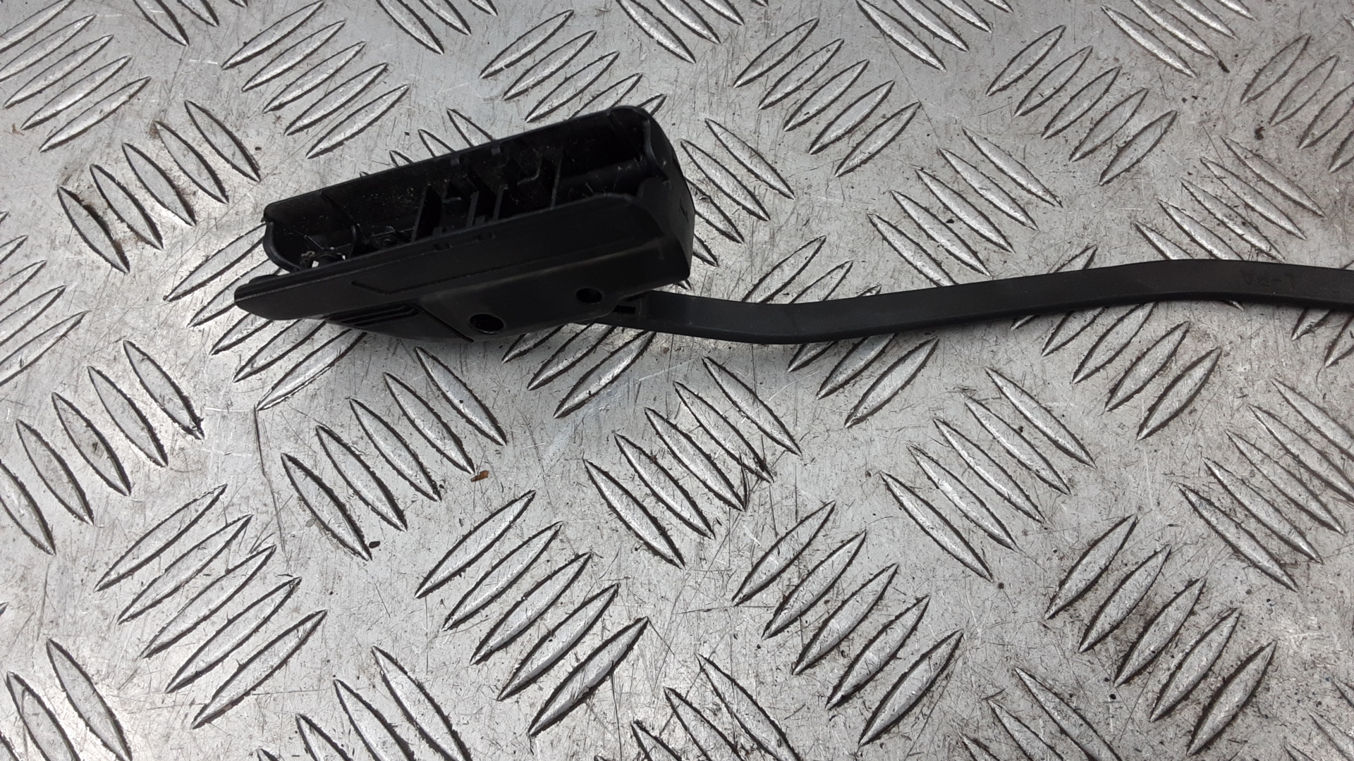 Поводок стеклоочистителя переднего