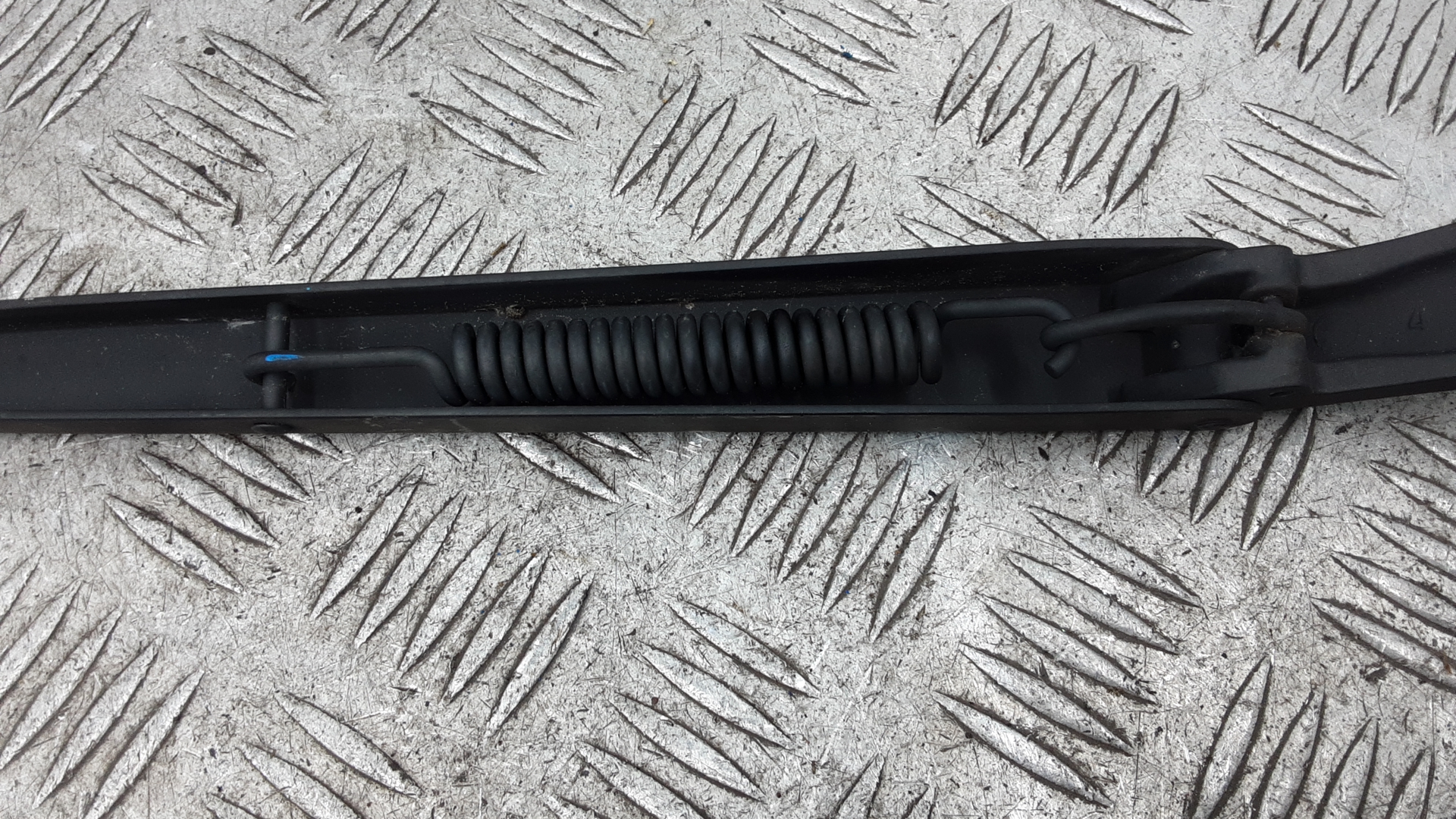 Поводок стеклоочистителя переднего