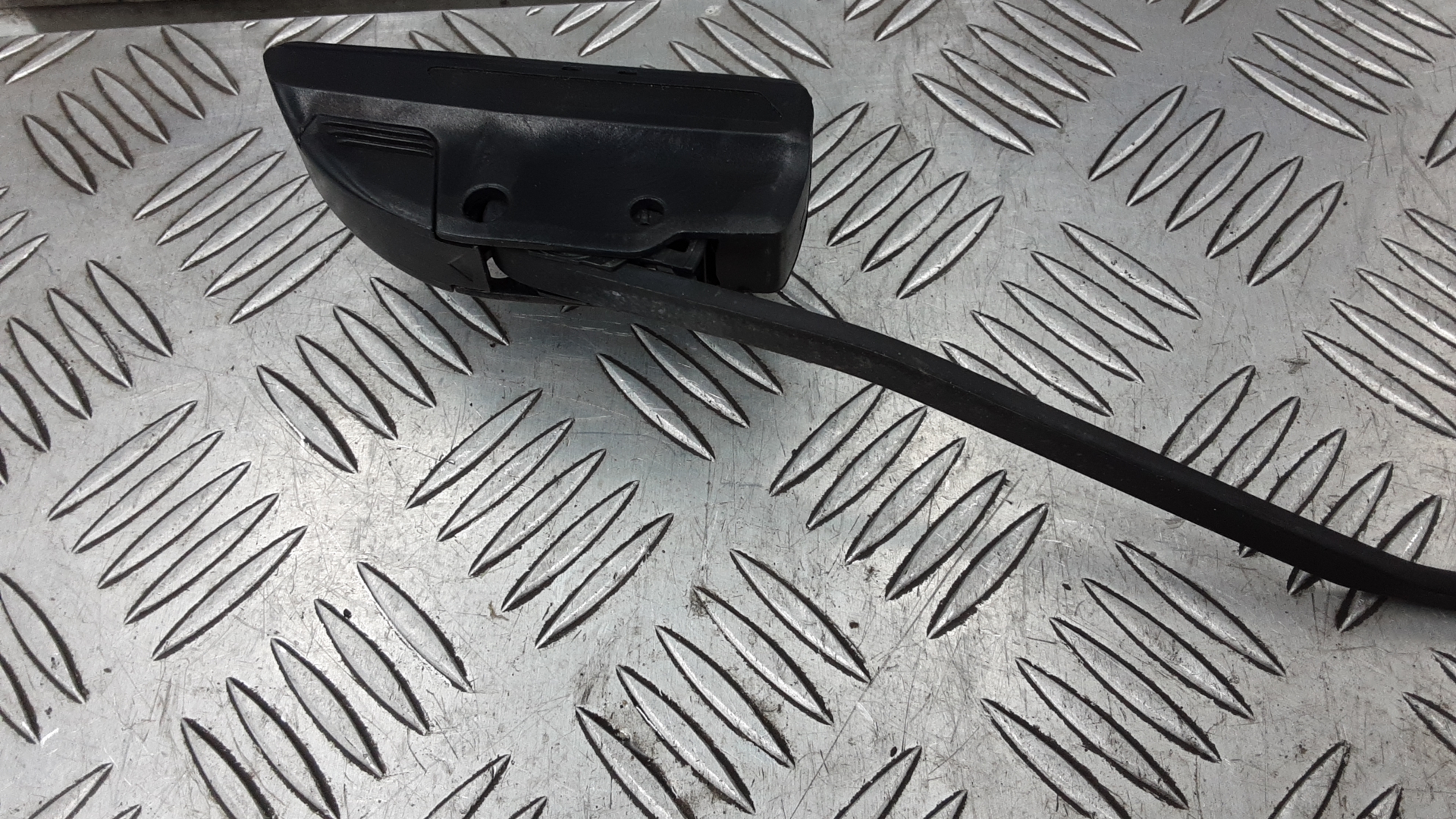 Поводок стеклоочистителя переднего