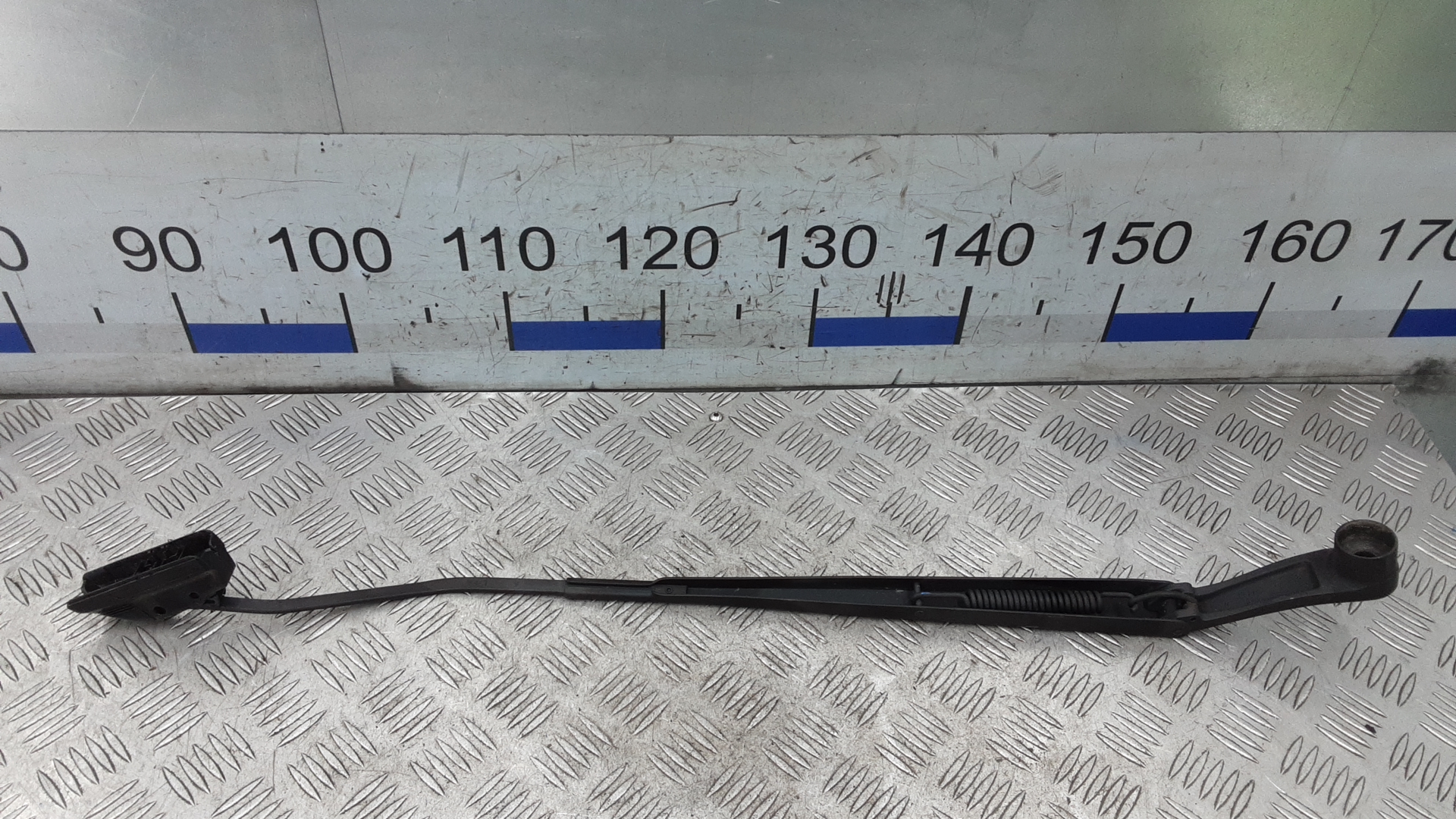 Поводок стеклоочистителя переднего