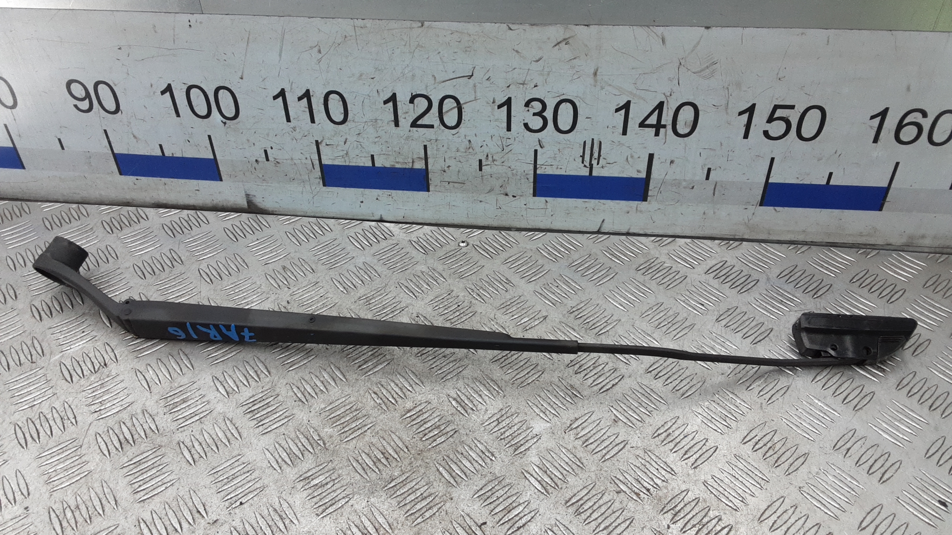 Поводок стеклоочистителя переднего