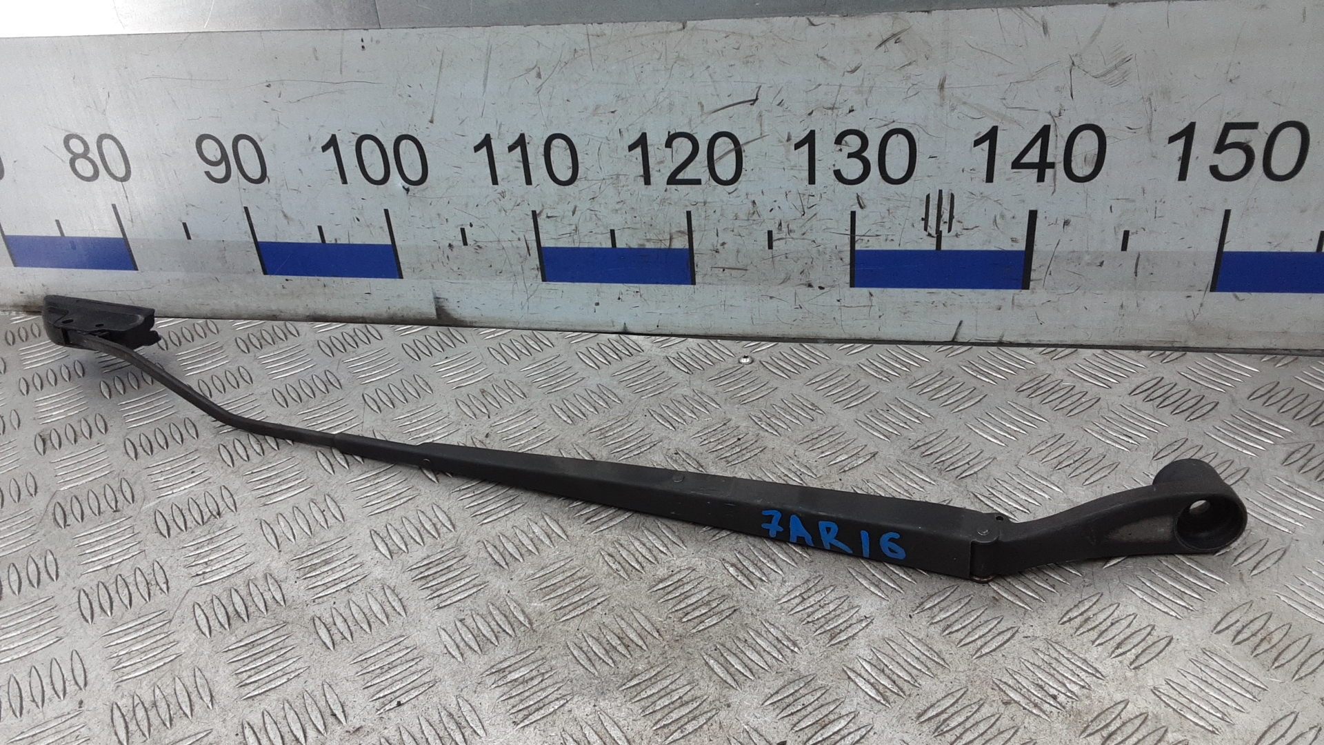 Поводок стеклоочистителя переднего