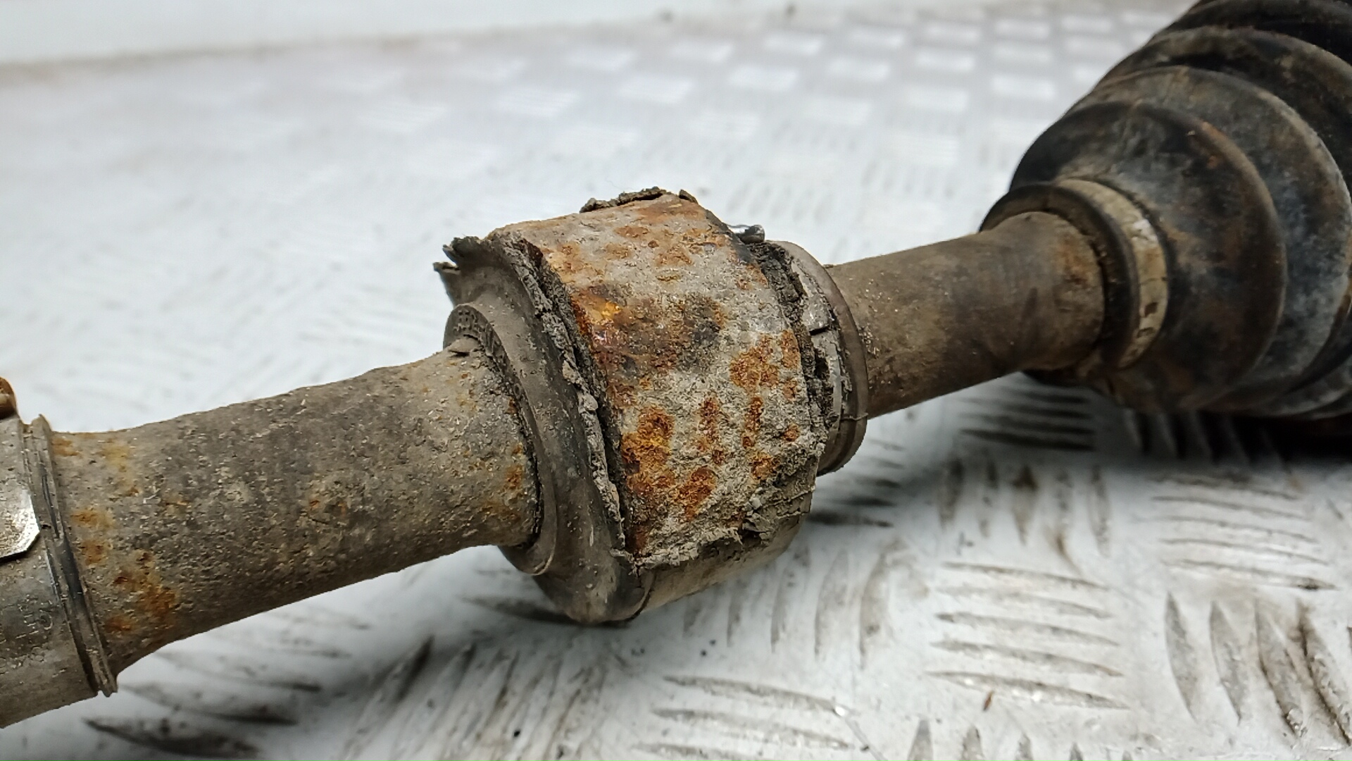 Полуось передняя левая