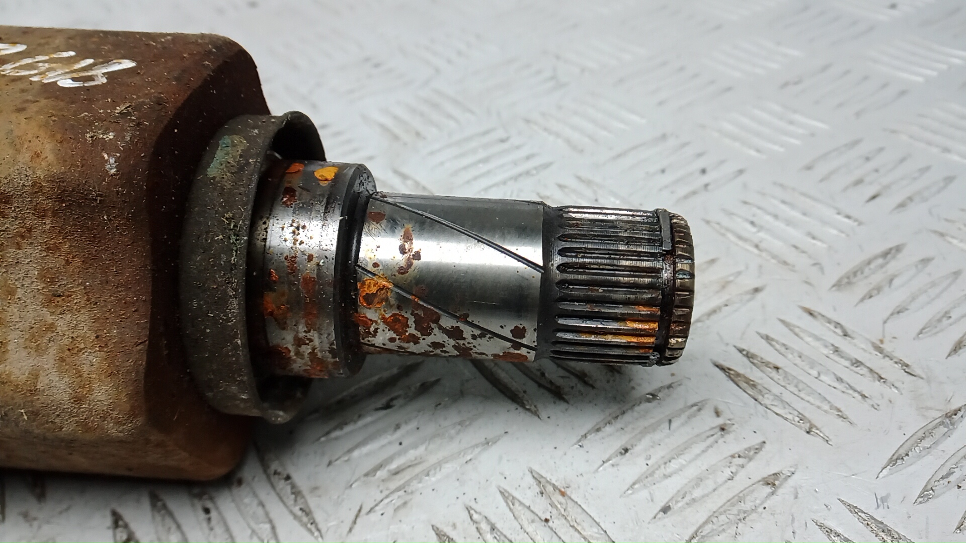 Полуось передняя левая