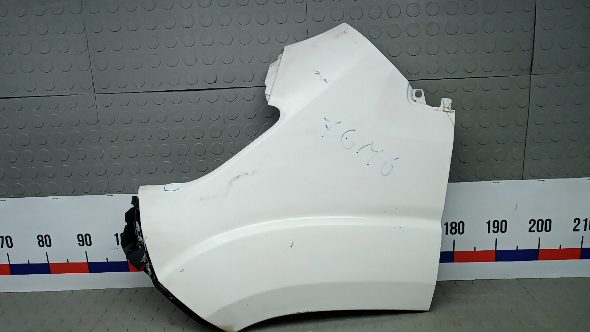 Крыло переднее левое