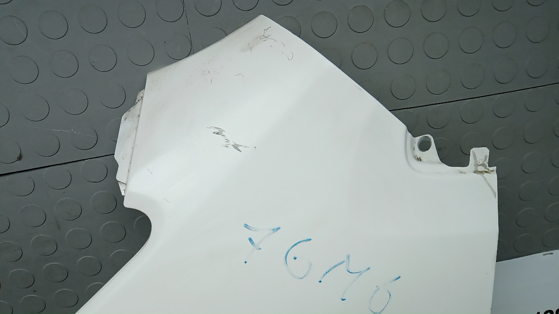 Крыло переднее левое