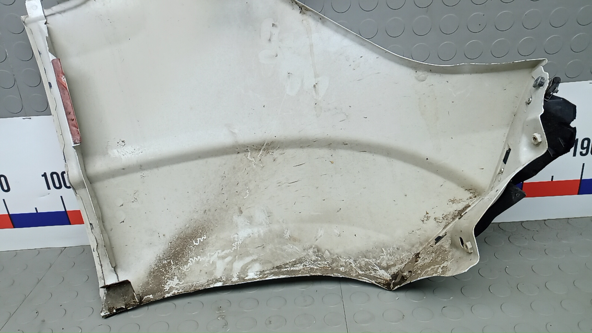 Крыло переднее левое