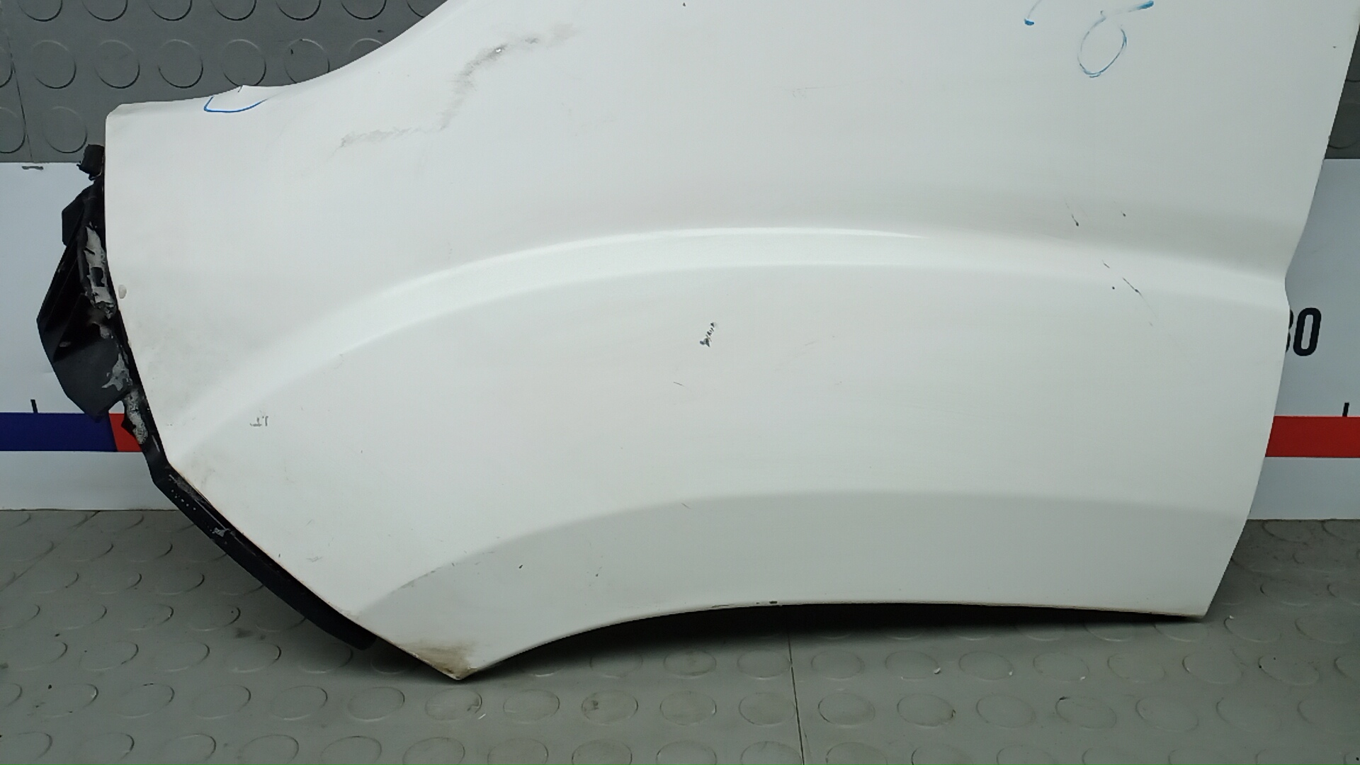 Крыло переднее левое
