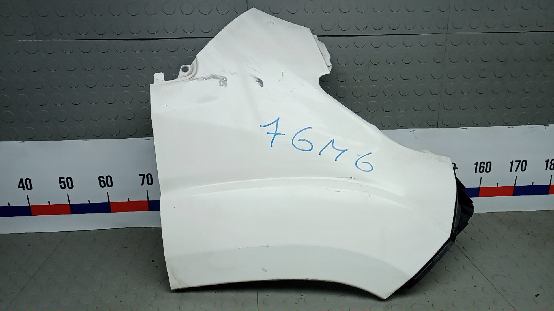 Крыло переднее правое