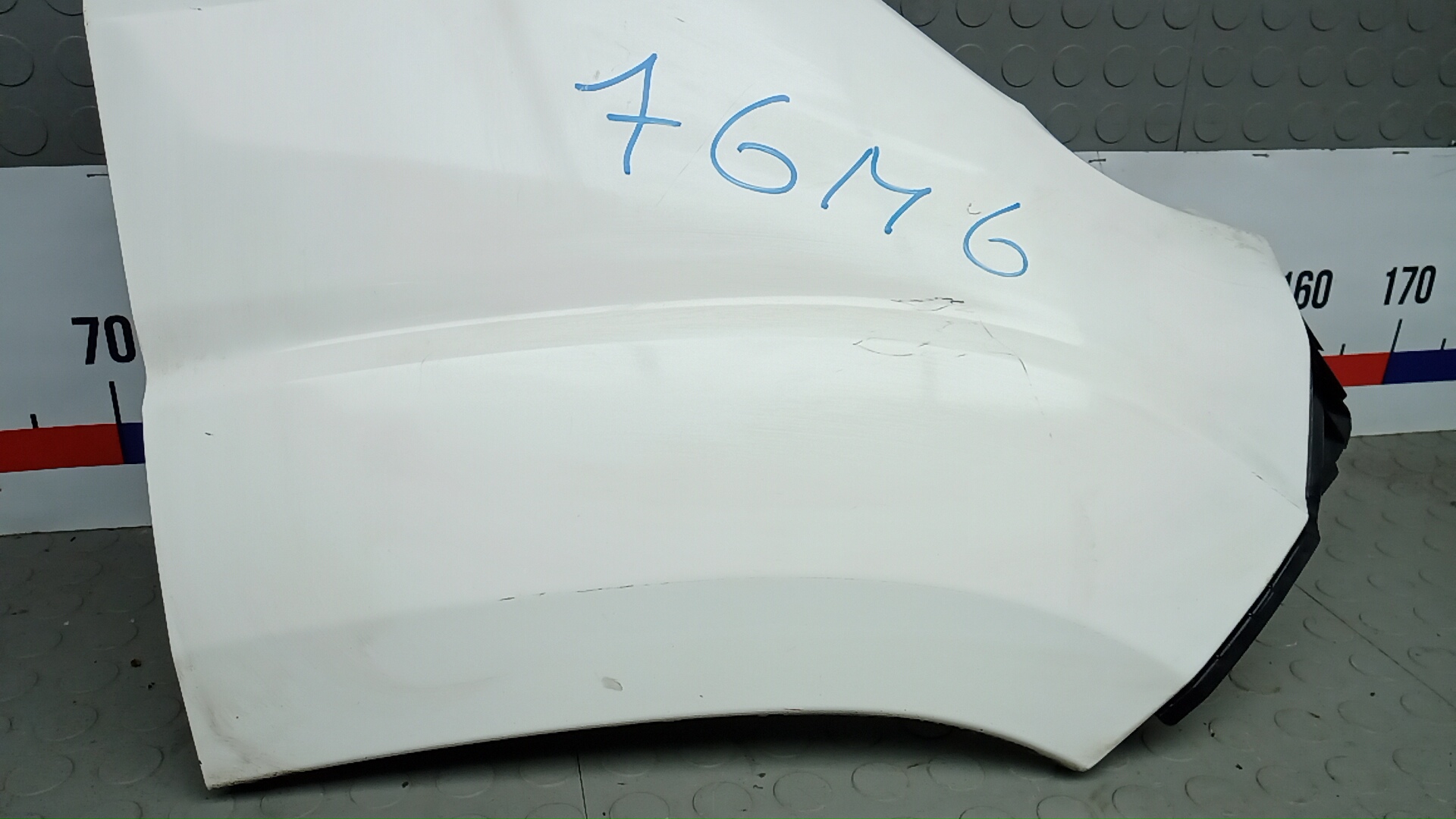 Крыло переднее правое