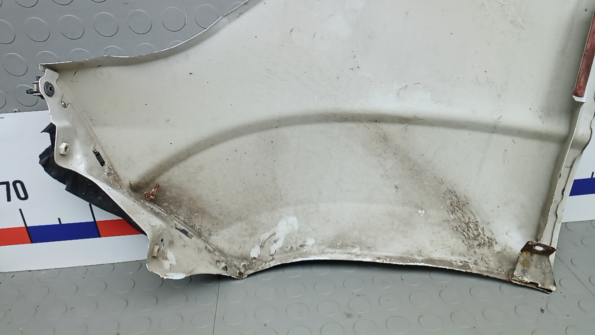 Крыло переднее правое