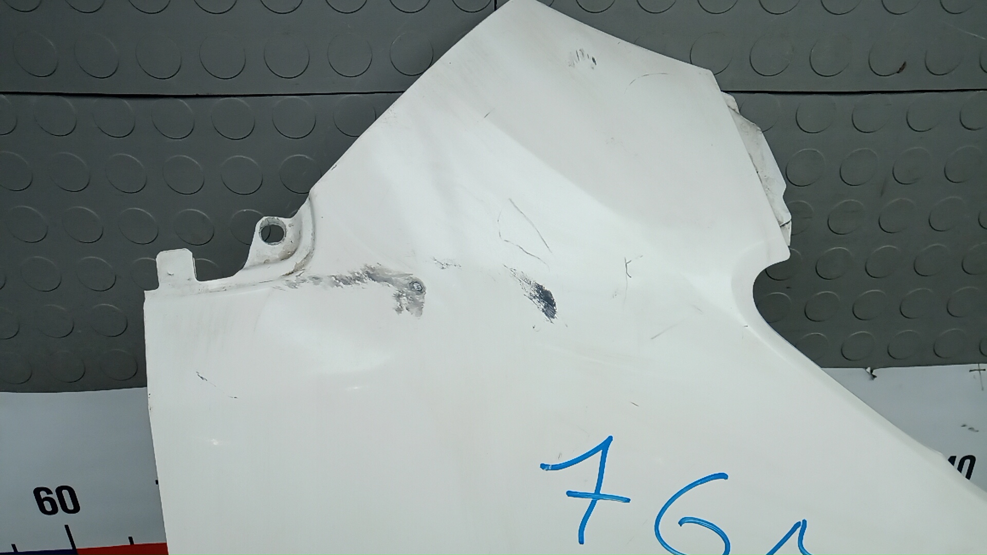 Крыло переднее правое