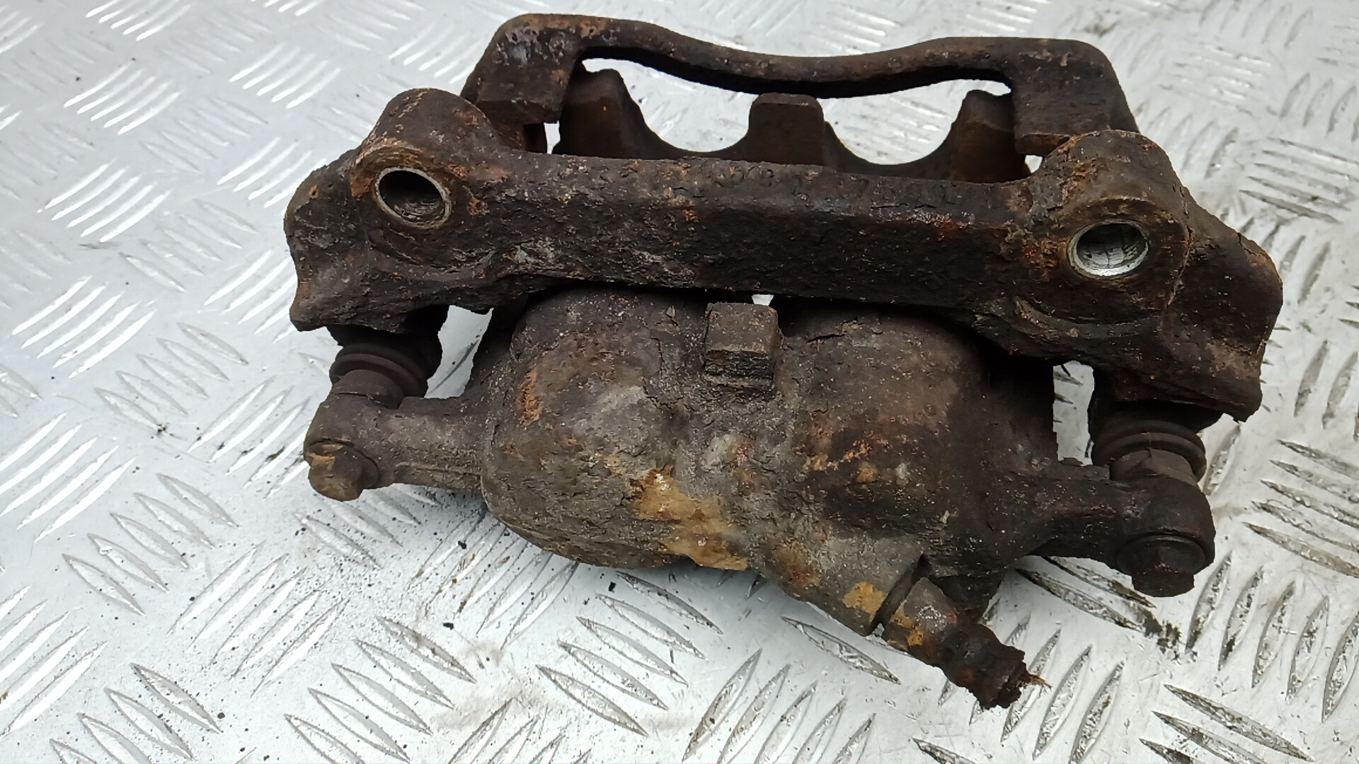 Суппорт передний левый