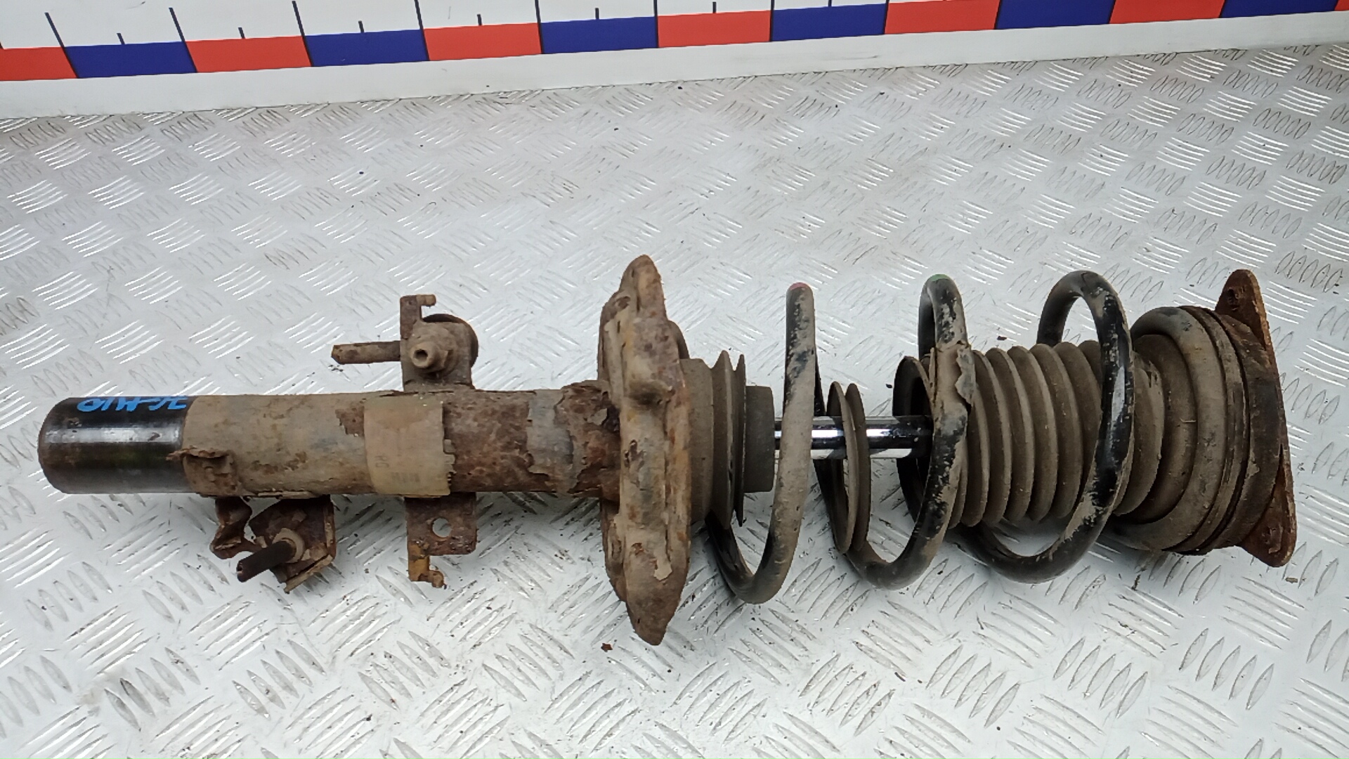 Амортизатор передний правый