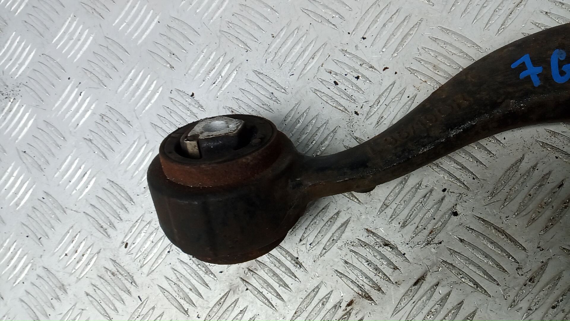 Рычаг передний нижний левый