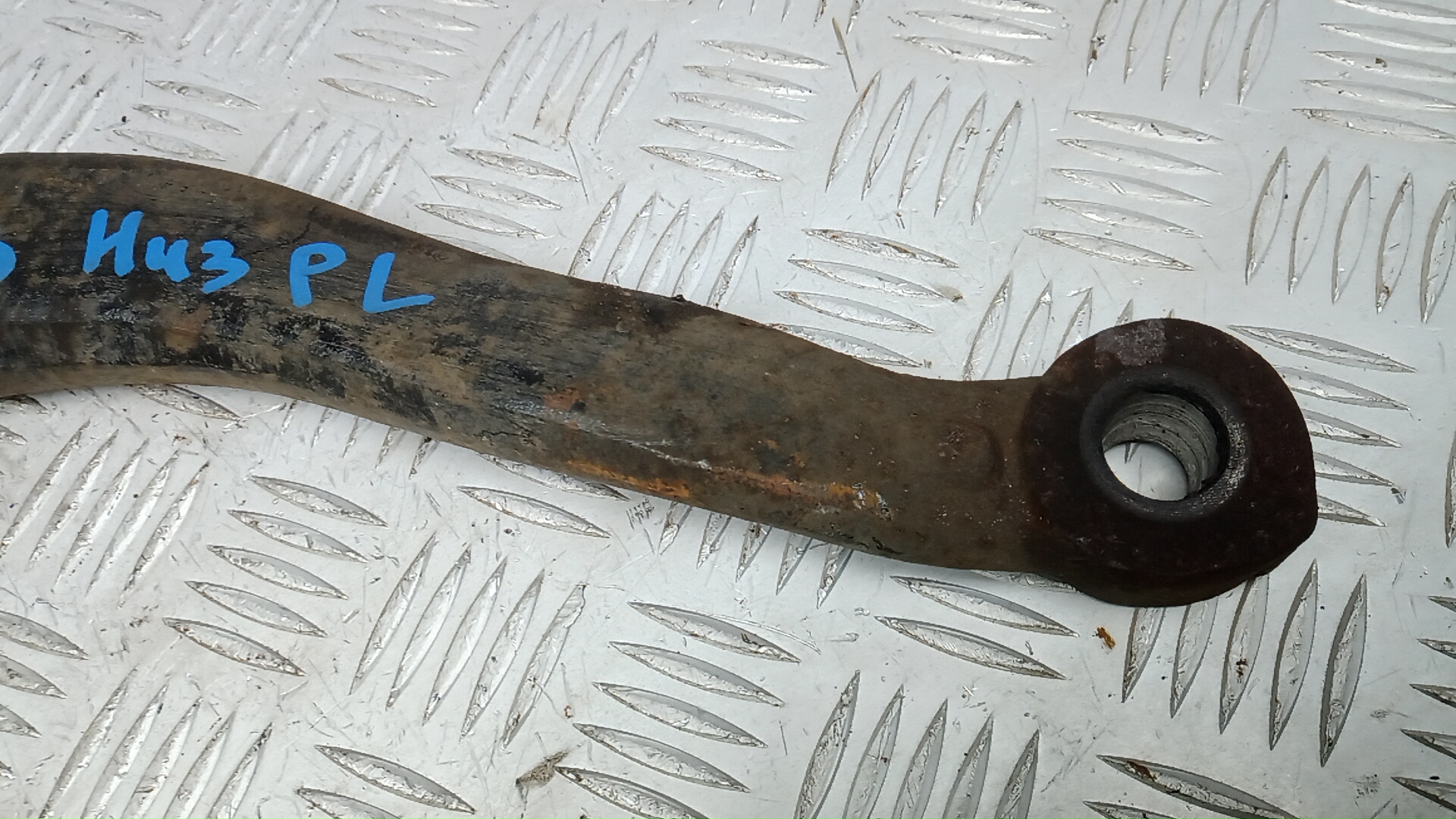 Рычаг передний нижний левый