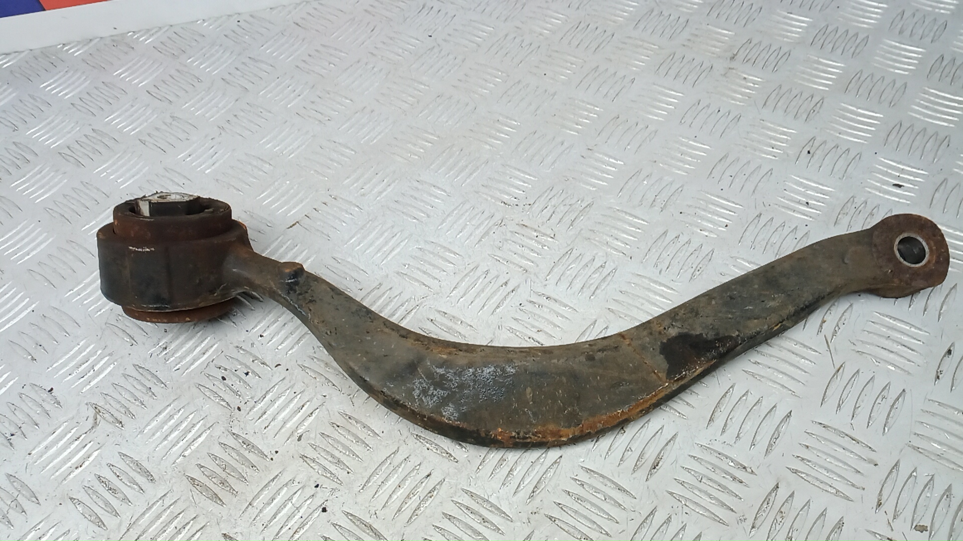 Рычаг передний нижний левый