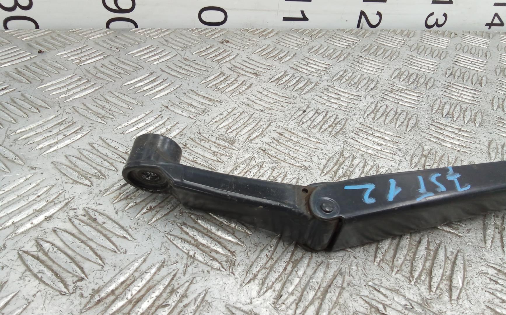 Поводок стеклоочистителя переднего