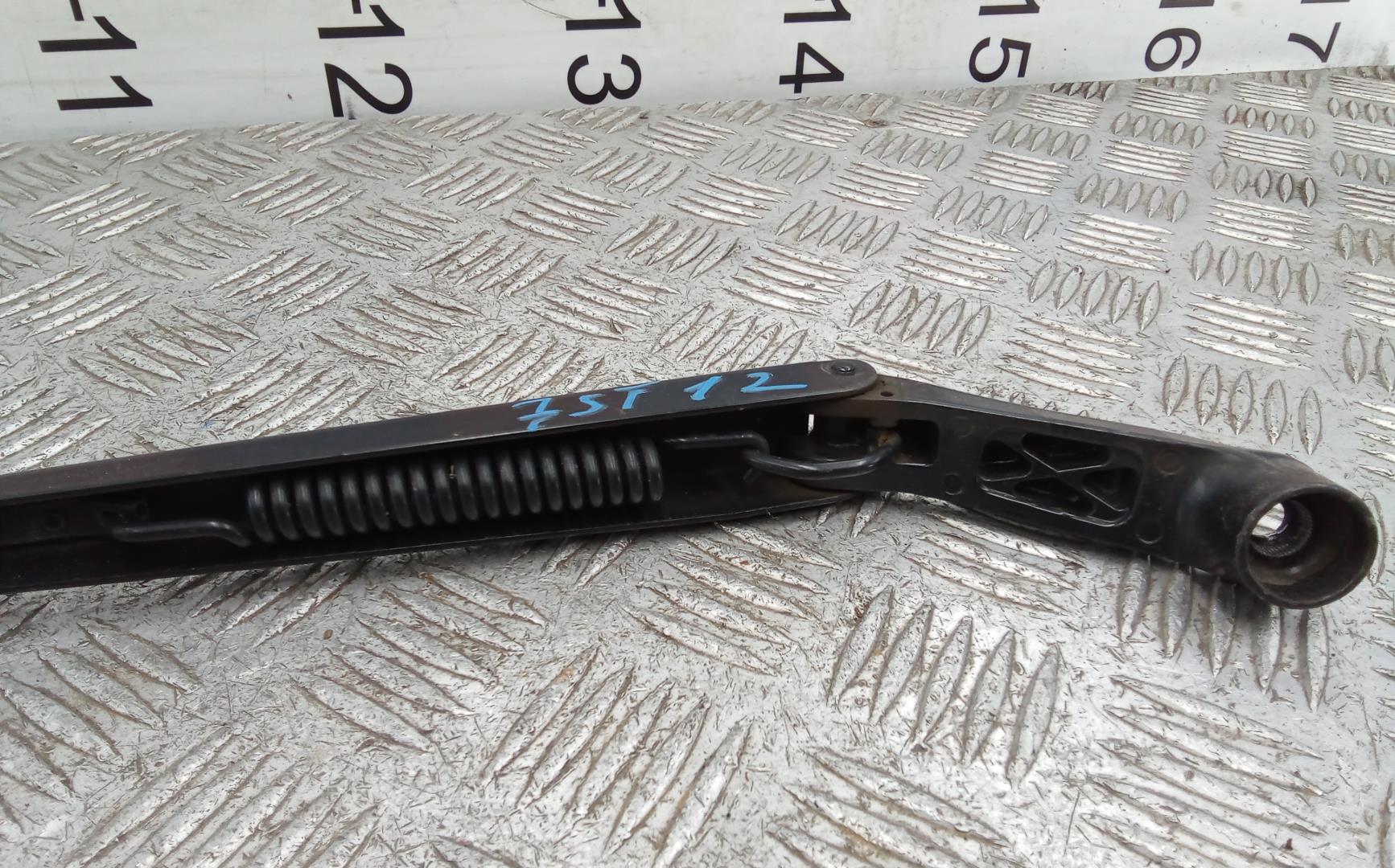 Поводок стеклоочистителя переднего