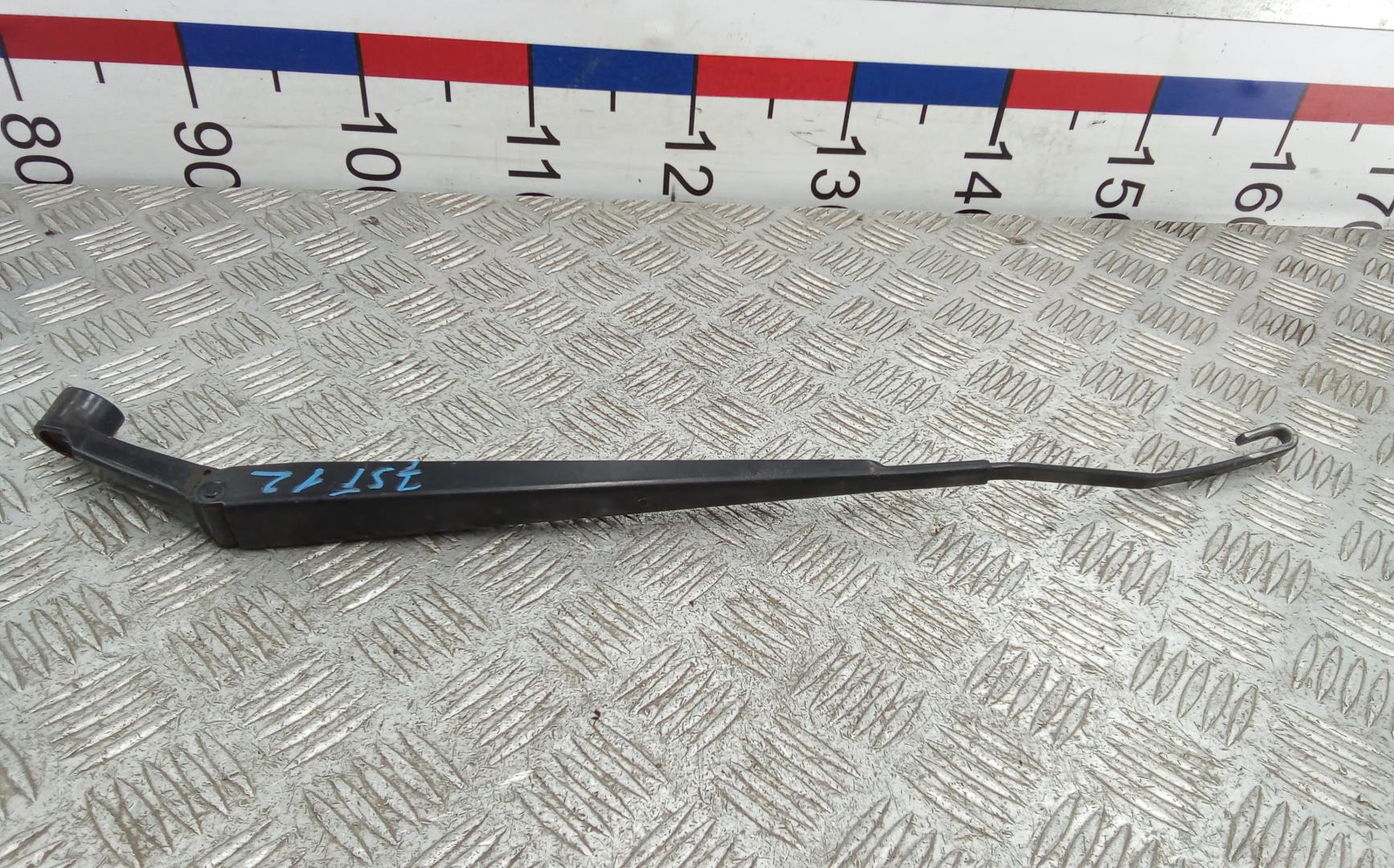 Поводок стеклоочистителя переднего