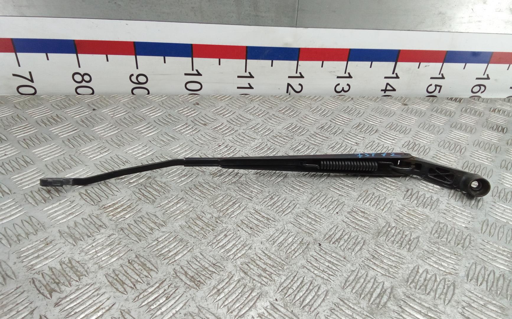 Поводок стеклоочистителя переднего