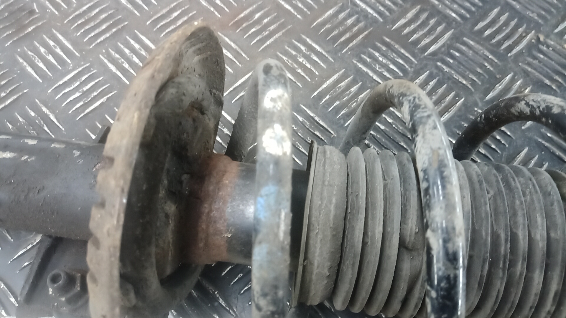 Амортизатор передний правый