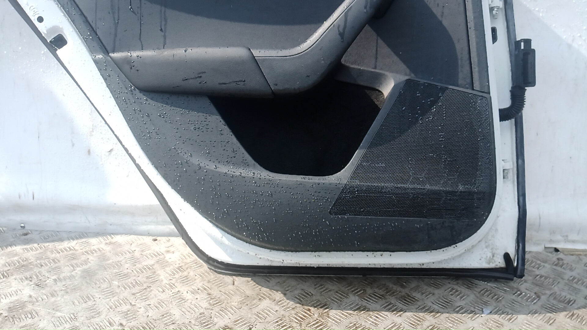 Дверь задняя левая