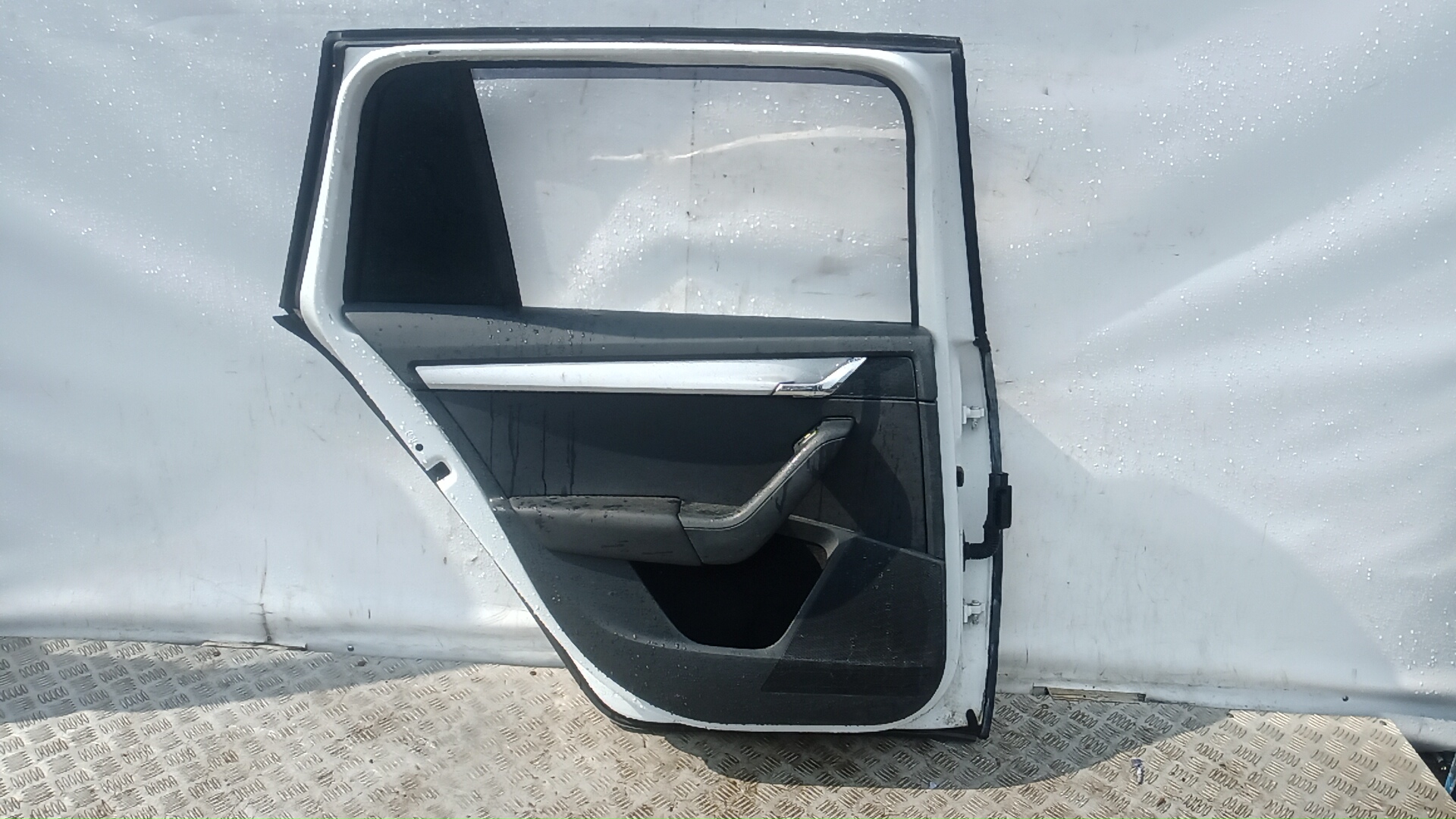 Дверь задняя левая