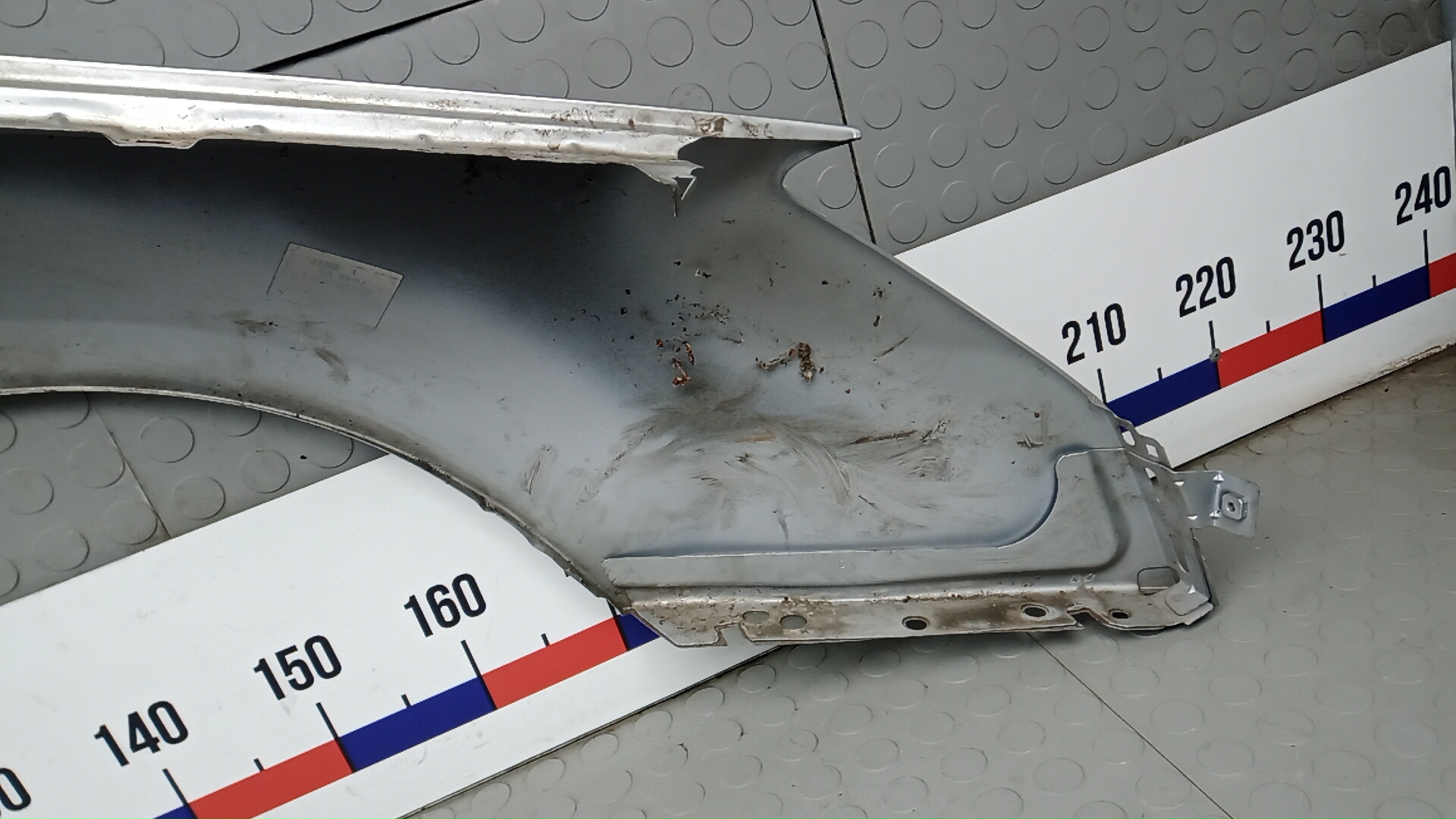 Крыло переднее левое