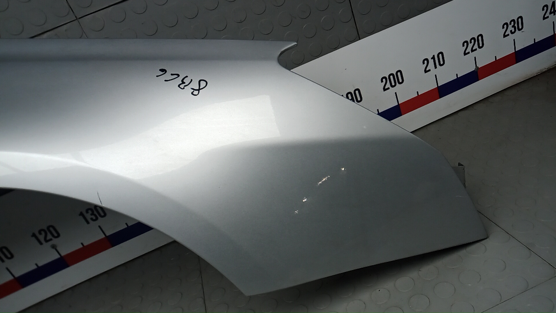 Крыло переднее правое