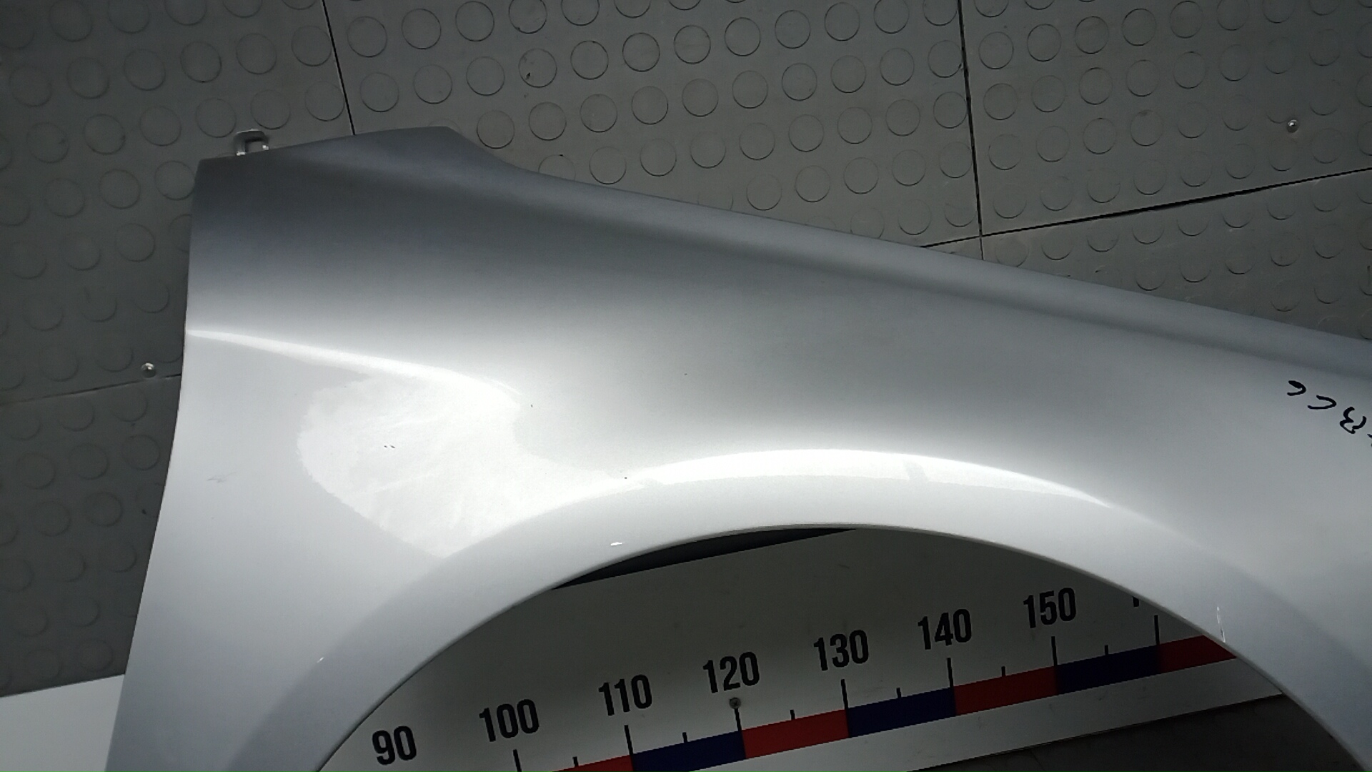 Крыло переднее правое