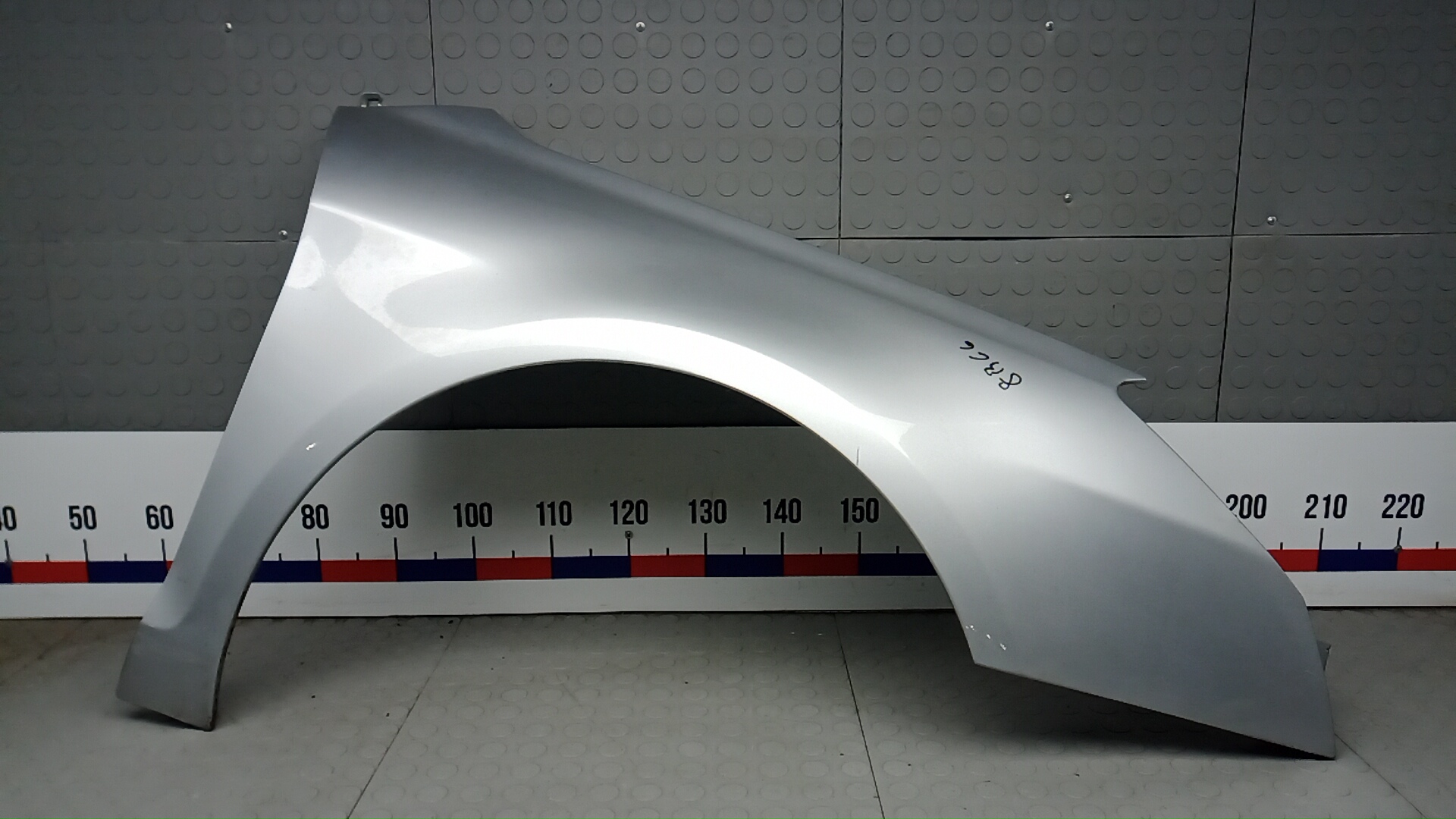 Крыло переднее правое