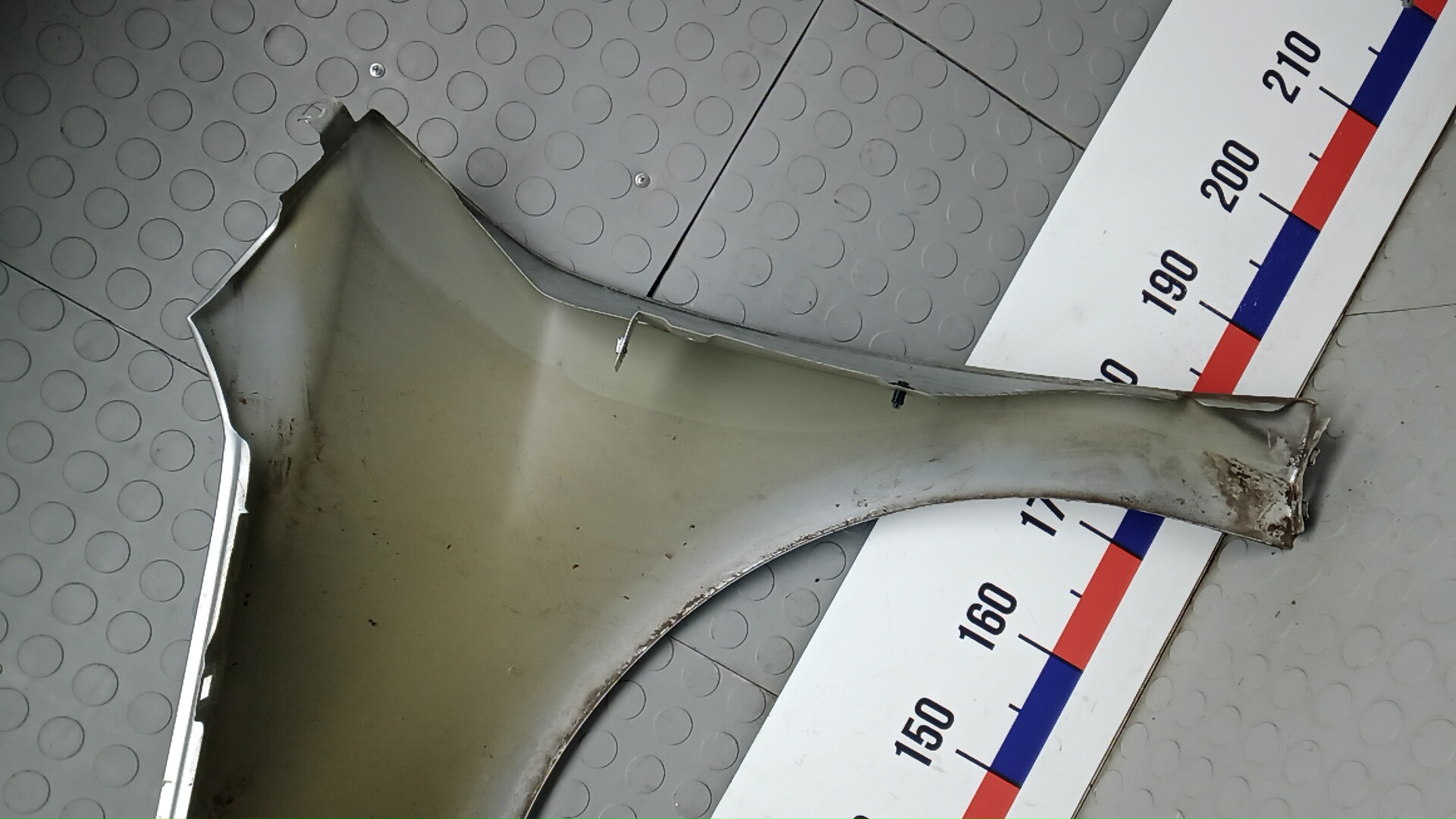 Крыло переднее правое