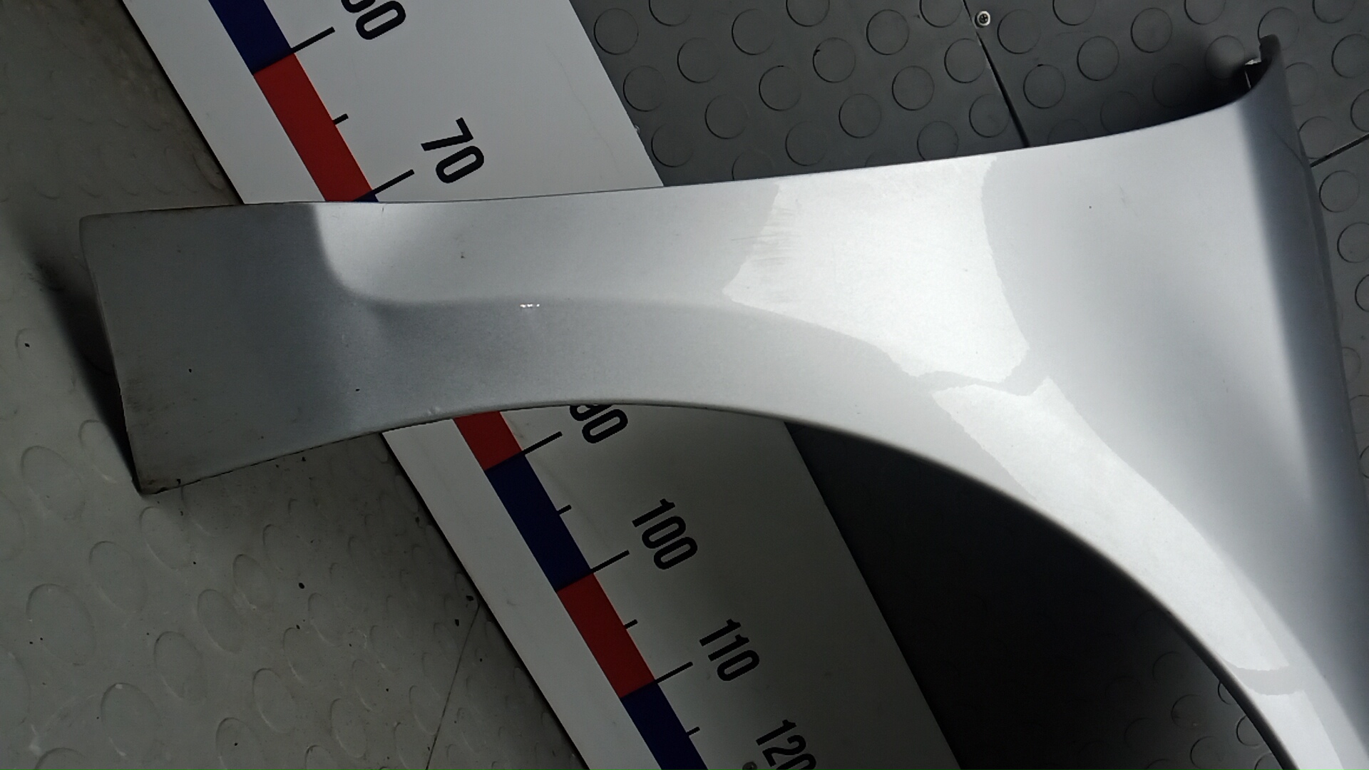 Крыло переднее правое