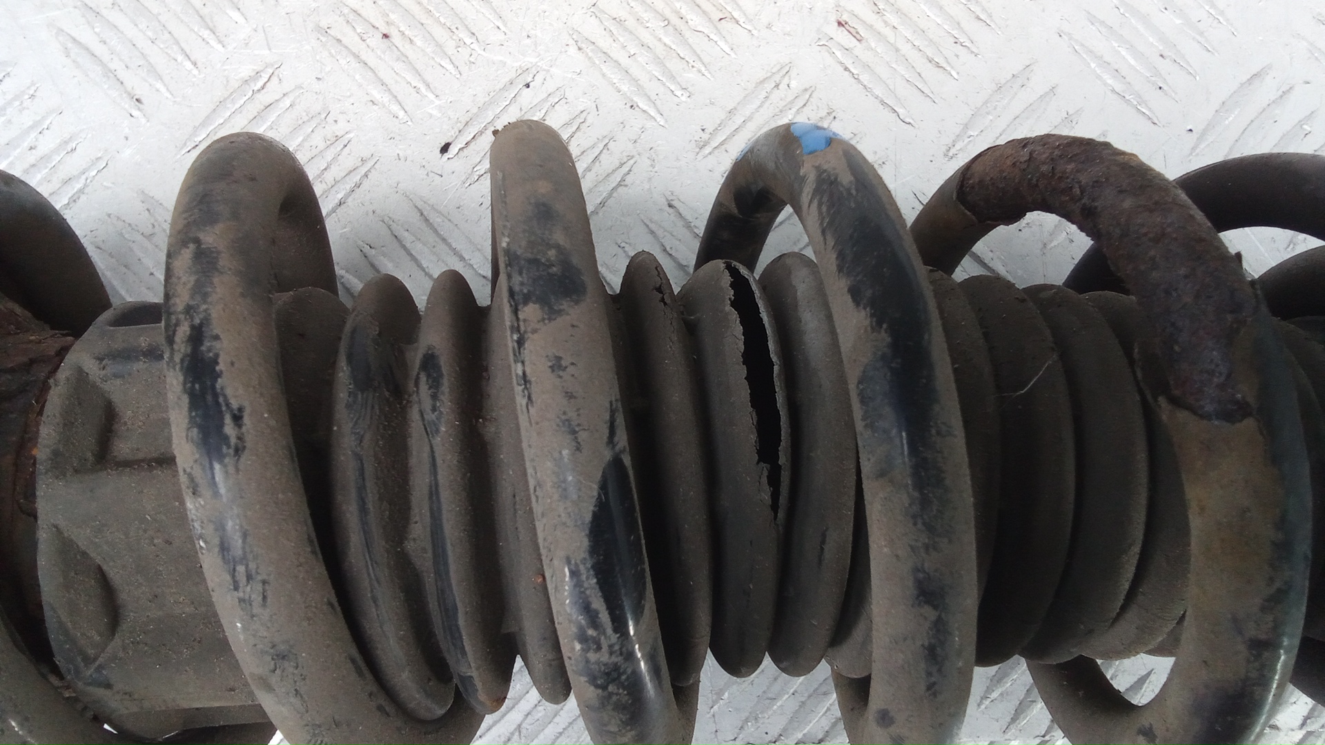 Амортизатор передний левый