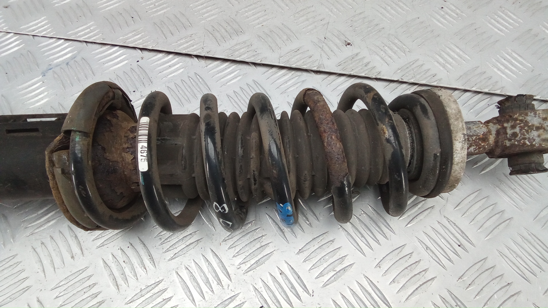 Амортизатор передний левый