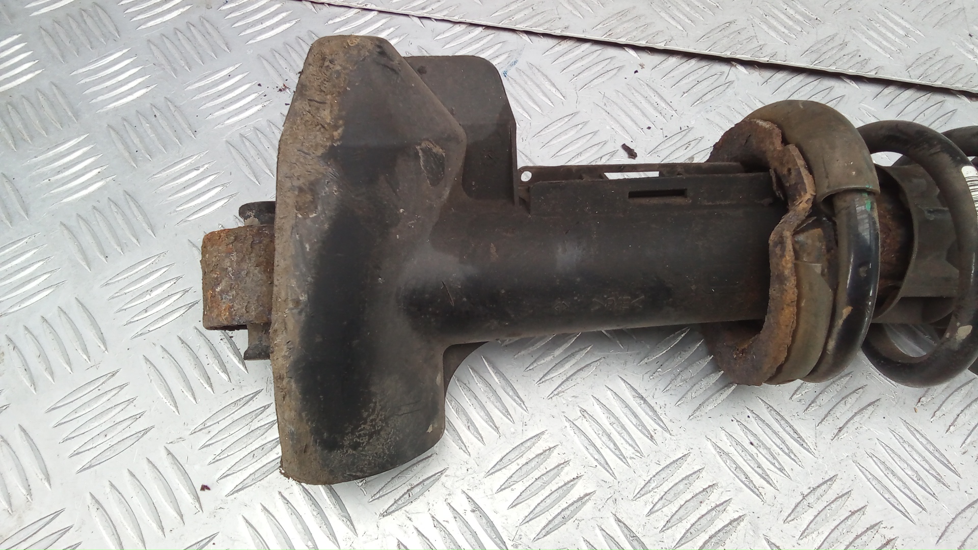 Амортизатор передний левый